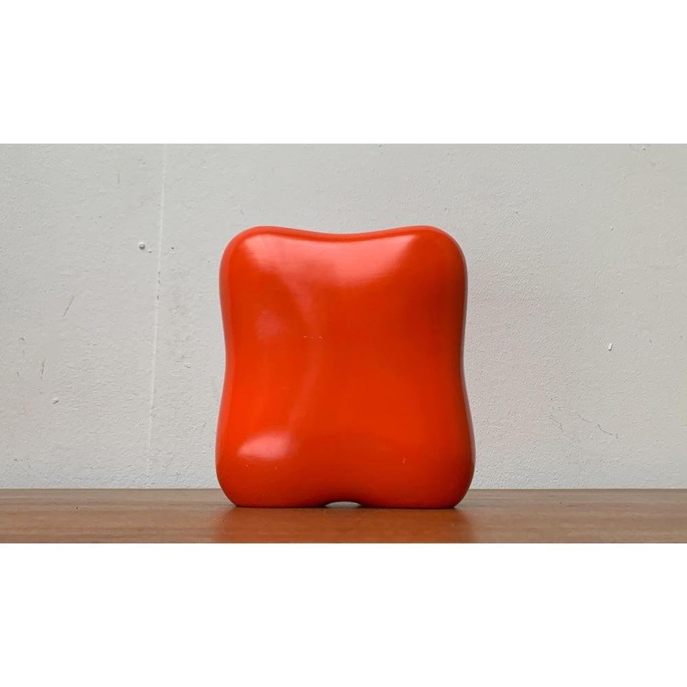 Jarrón de cerámica posmoderno con forma orgánica de Asa, década de 1990, en muy buen estado. Diseñado de 1990 a 1999 Esta pieza tiene una marca de atribución.

Más información:
Materiales: Cerámica
Color: Naranja
Estilos: Postmoderno
Tipo de