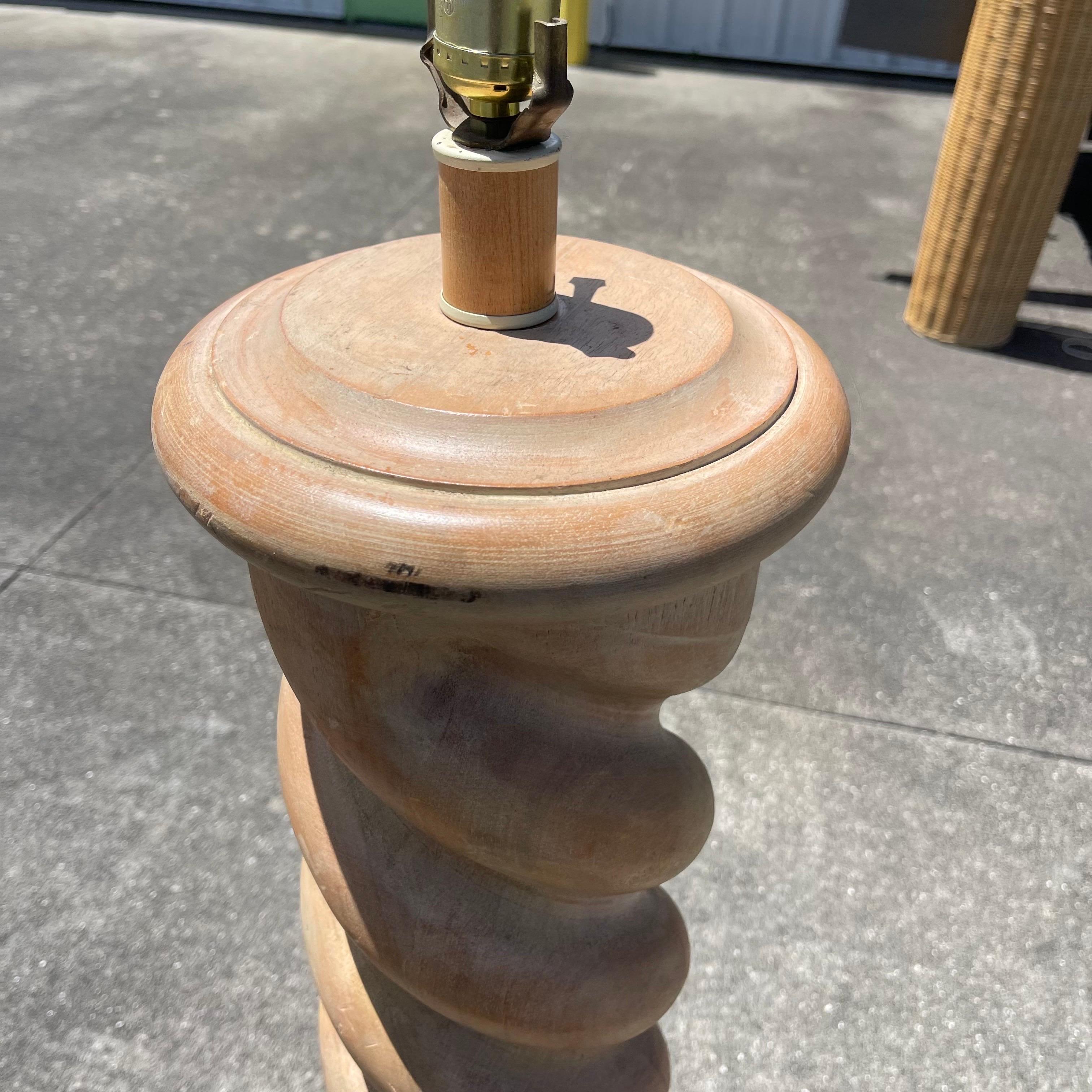 Lámpara de pie posmoderna de madera de roble encalada cerusa Barley Twist en venta 5