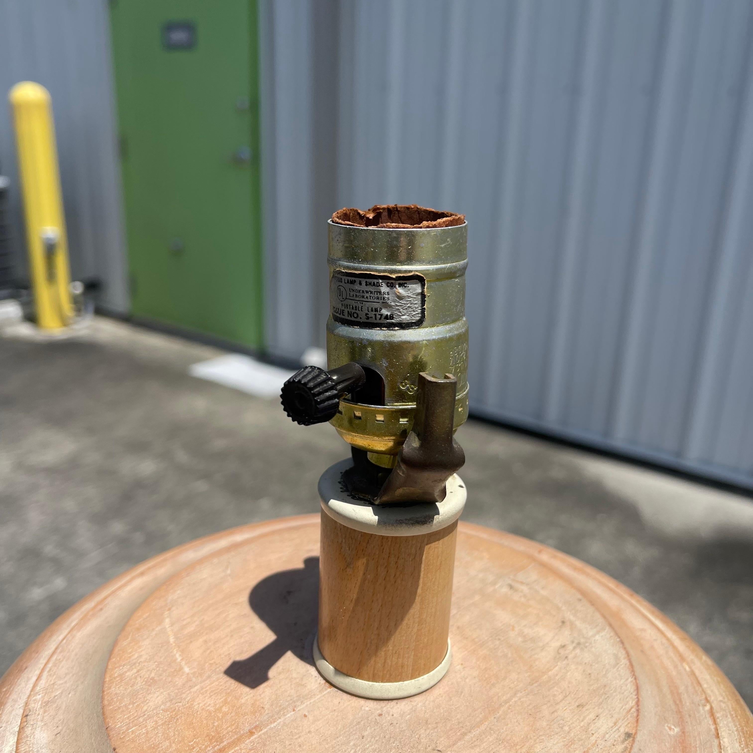 Lámpara de pie posmoderna de madera de roble encalada cerusa Barley Twist en Bueno estado para la venta en Jensen Beach, FL