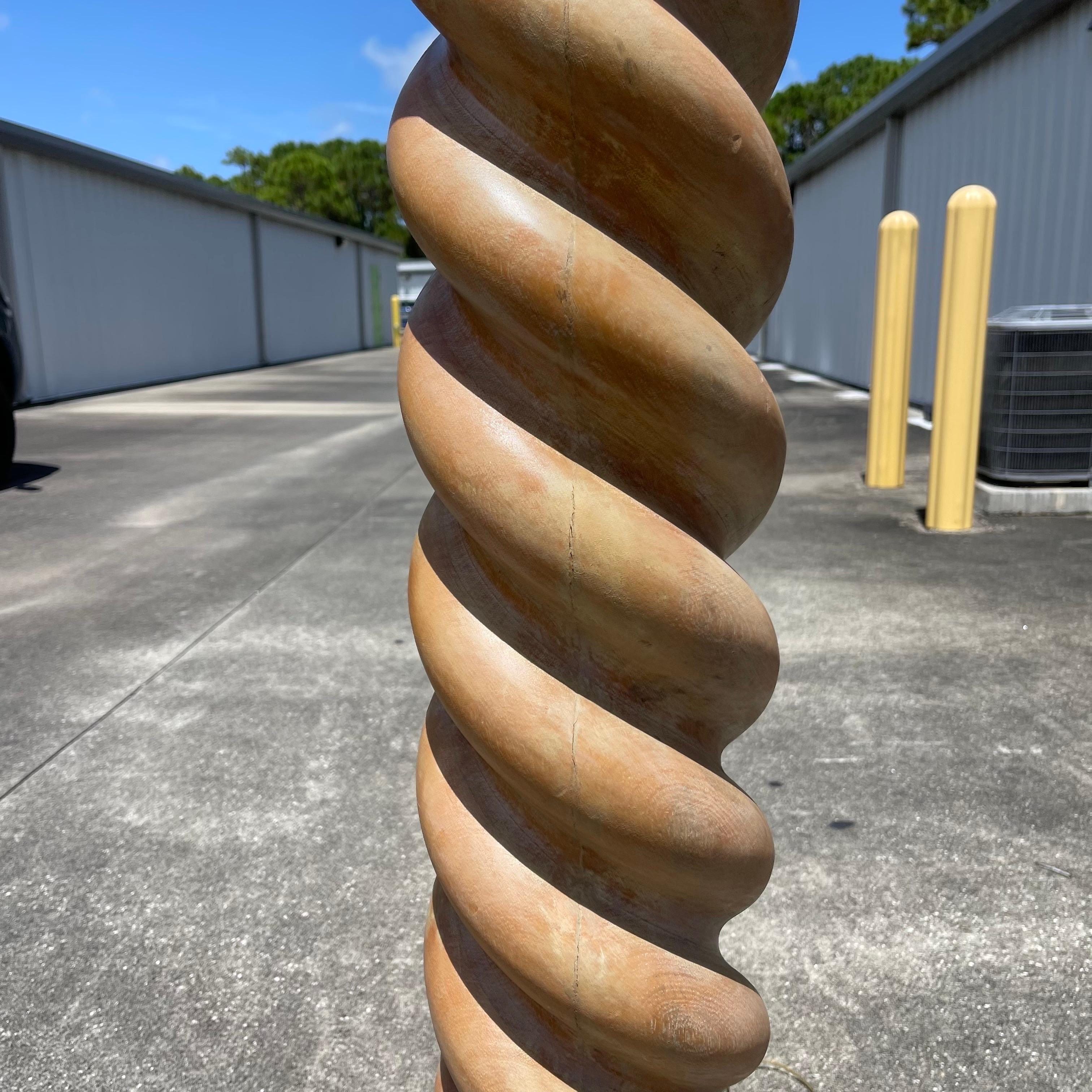 Lámpara de pie posmoderna de madera de roble encalada cerusa Barley Twist siglo XX en venta