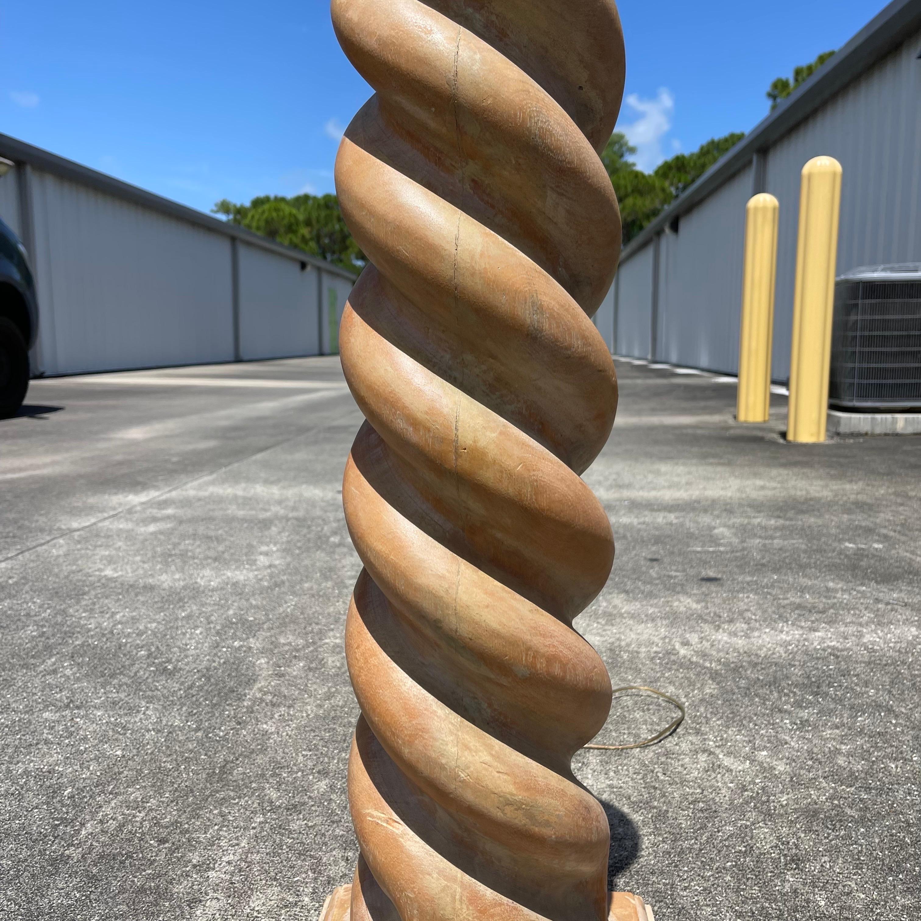 Lámpara de pie posmoderna de madera de roble encalada cerusa Barley Twist Madera en venta