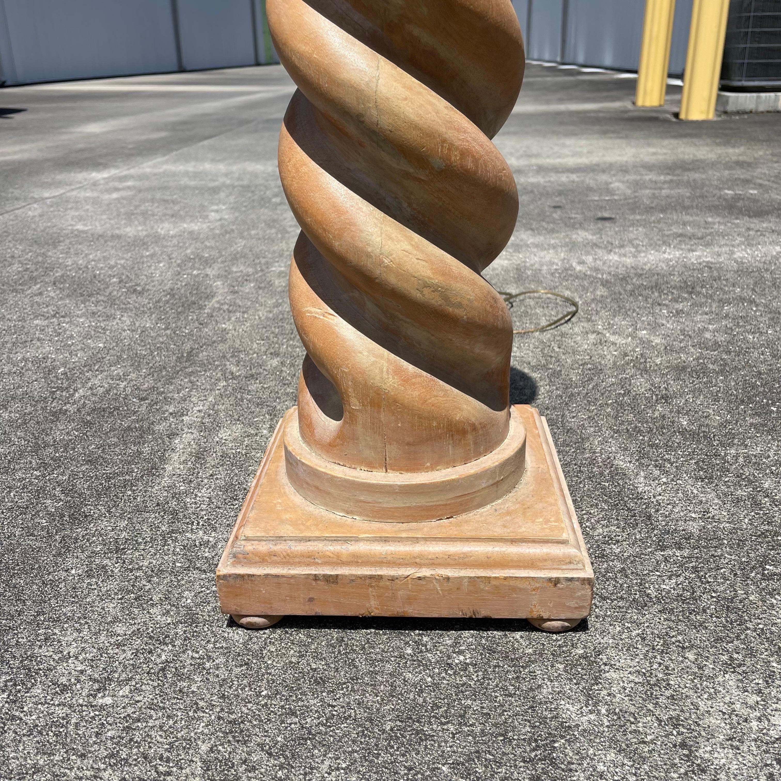 Lámpara de pie posmoderna de madera de roble encalada cerusa Barley Twist en venta 1