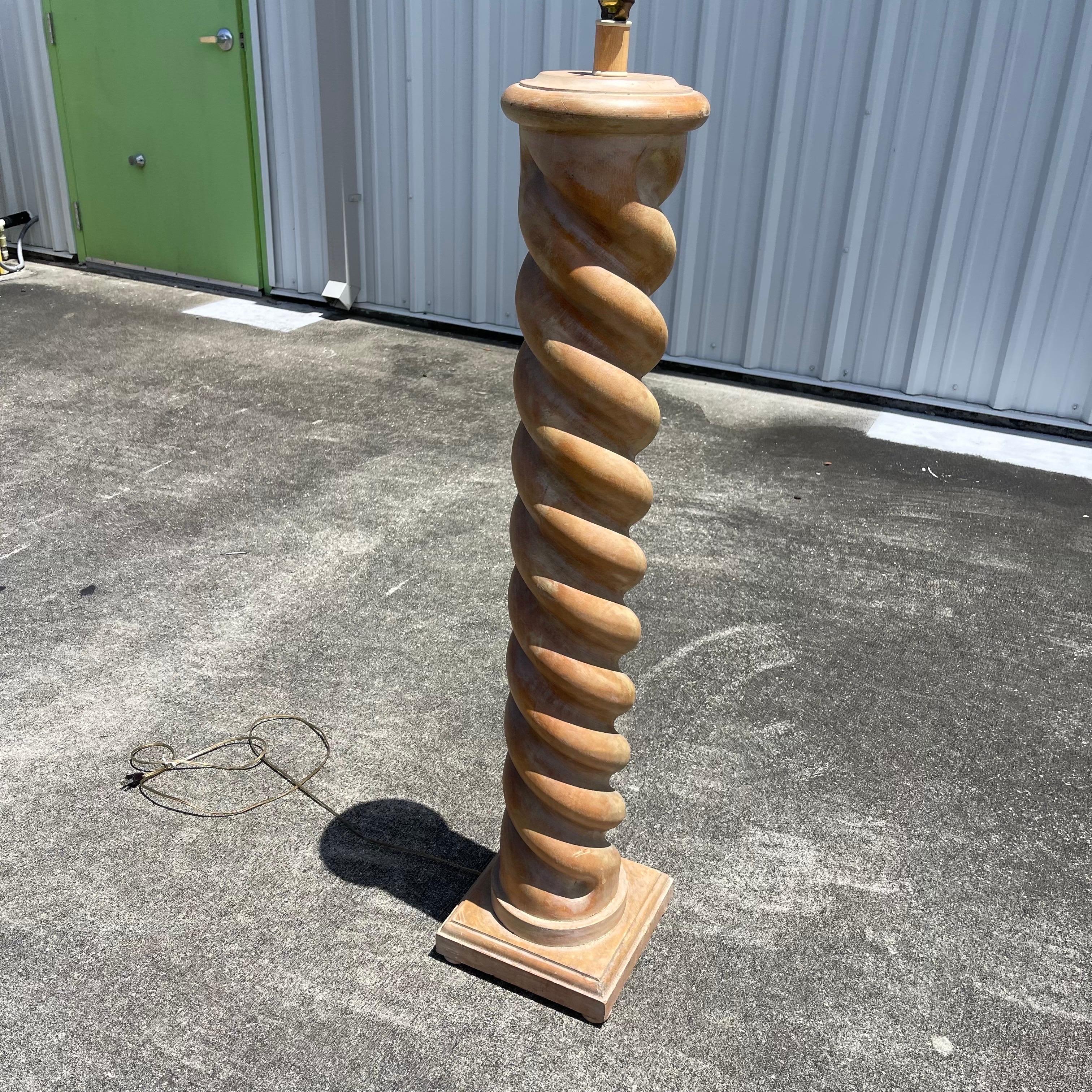 Lámpara de pie posmoderna de madera de roble encalada cerusa Barley Twist en venta 2