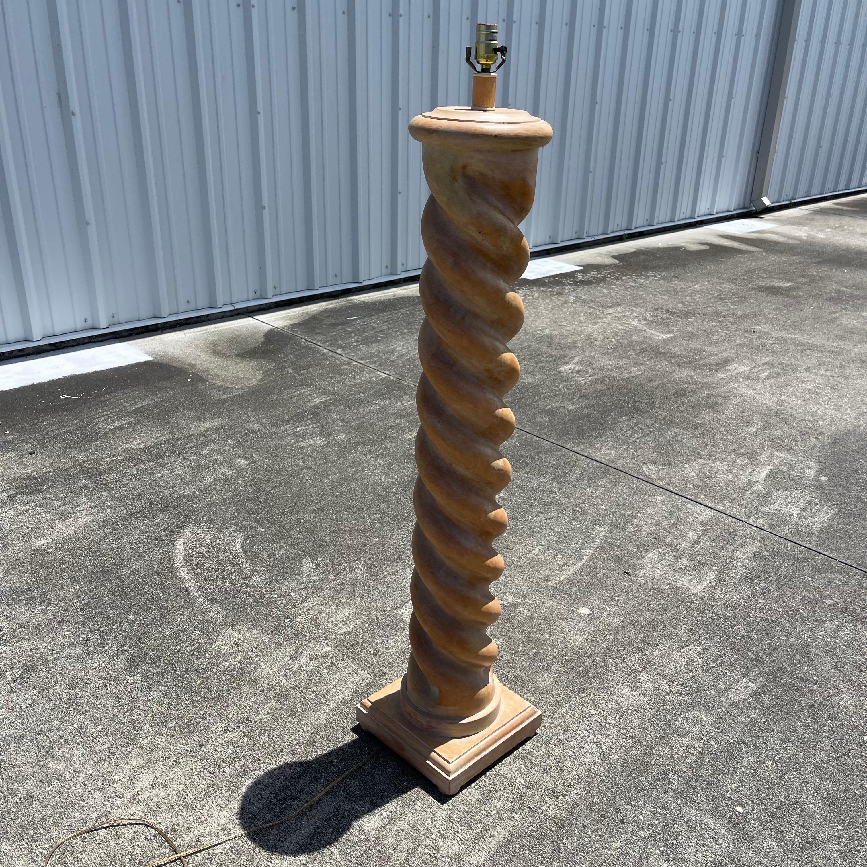 Lámpara de pie posmoderna de madera de roble encalada cerusa Barley Twist en venta 3