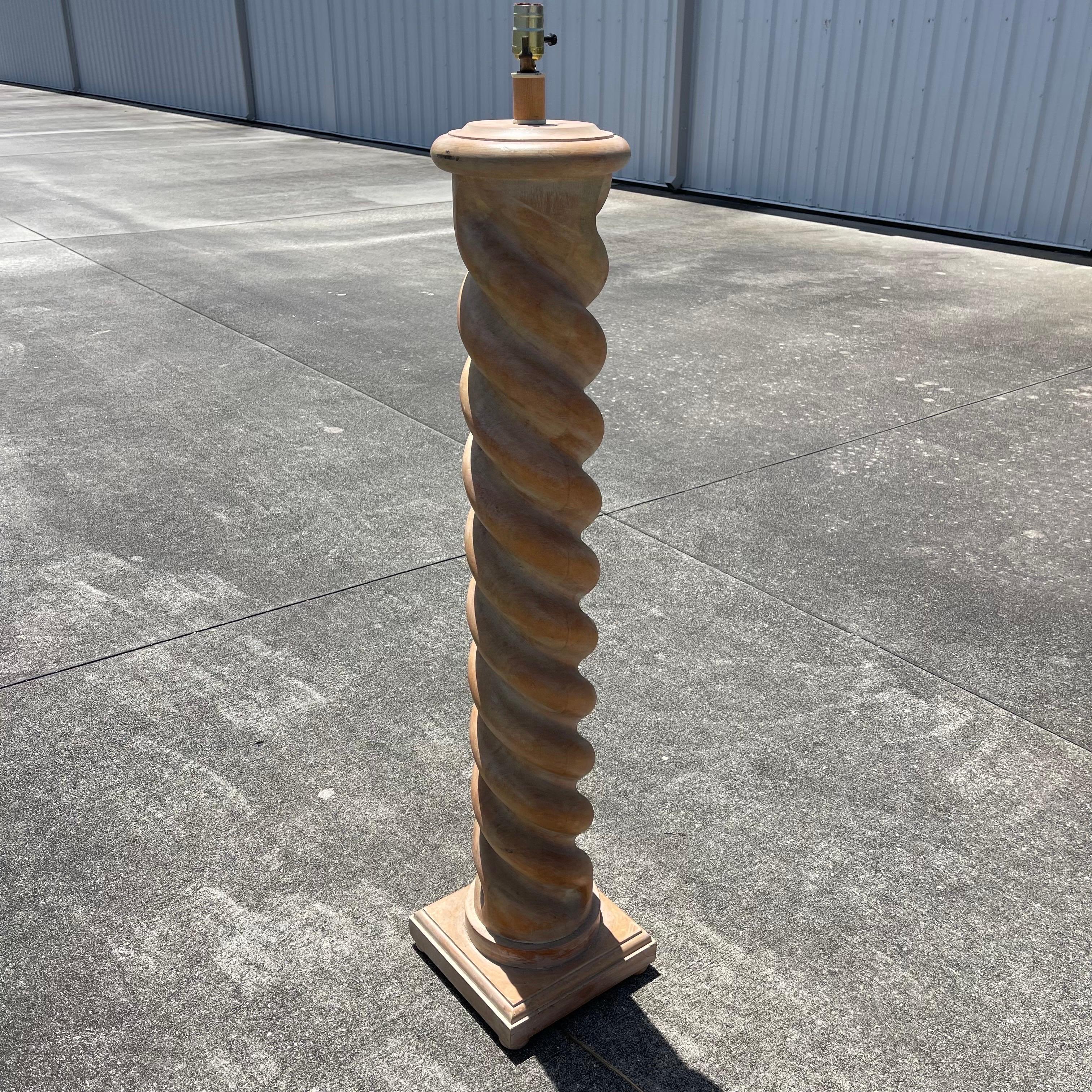 Lámpara de pie posmoderna de madera de roble encalada cerusa Barley Twist en venta 4