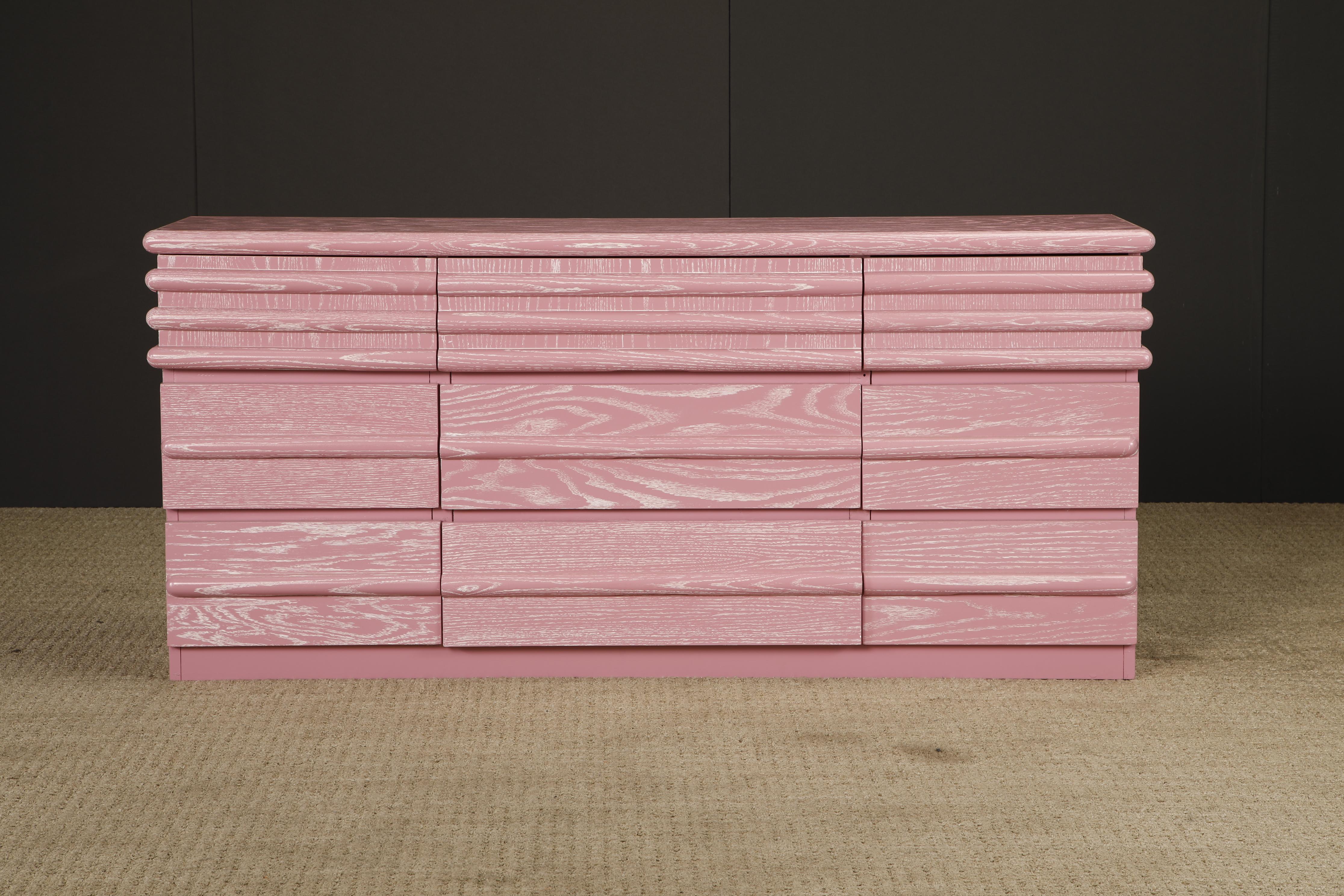 Diese auffällige postmoderne Kommode aus den 1980er-Jahren wurde komplett neu lackiert und mit einer speziellen rosafarbenen Lackierung mit kontrastierender weißer Maserung versehen, die dem Eichenholz eine architektonische Textur verleiht, die