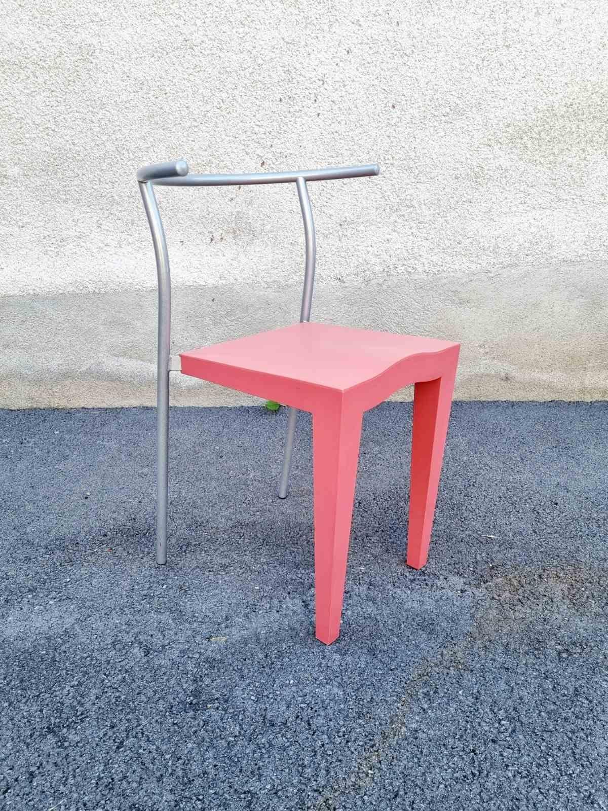 Très rare chaise en plastique postmoderne, modèle Dr Glob, a été conçue par Philippe Starck pour Kartell Italie dans les années 80 ; exactement en 1986.

Cette chaise rétro en plastique est en très bon état, avec des signes mineurs d'utilisation. Il