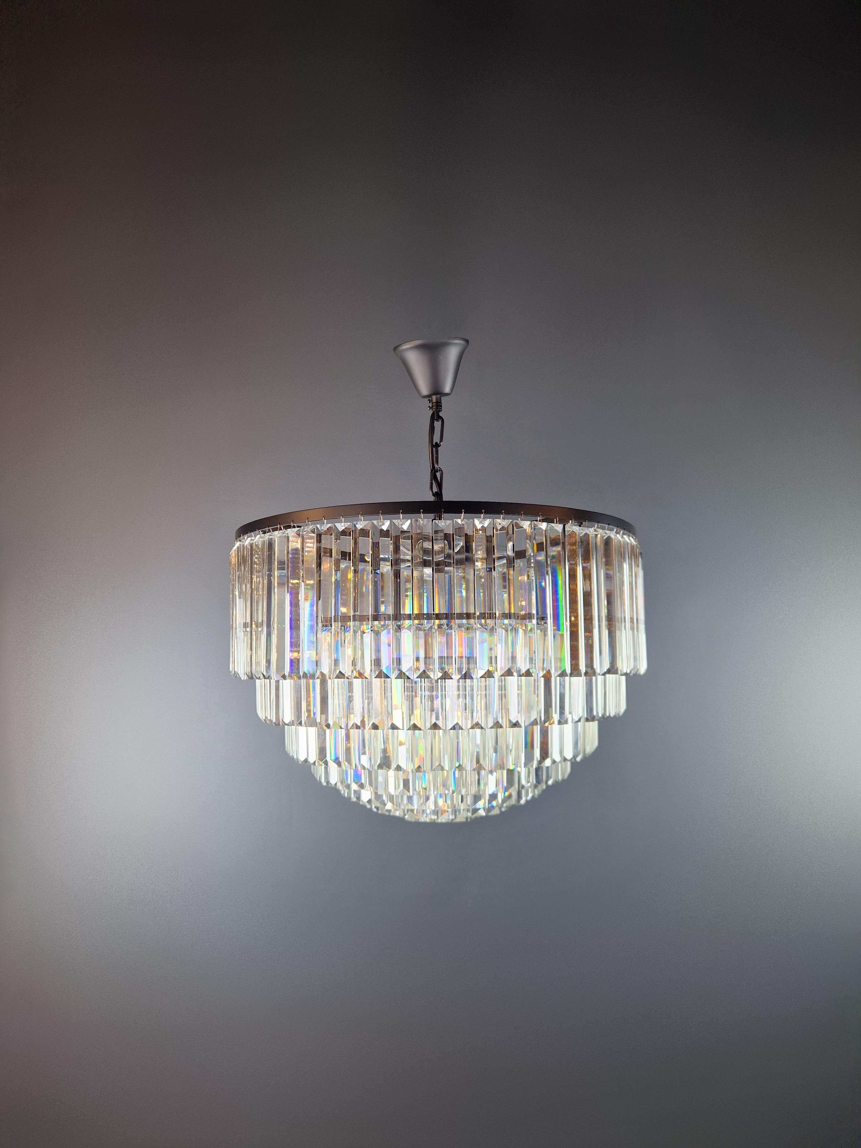 Do you want to give your home an avant-garde touch? Are you looking for a lighting solution that pushes the boundaries of design? Our postmodern chandelier is the answer to all your desires.

Dimensions:

Height: 40cm
Diameter: 60cm
This fascinating