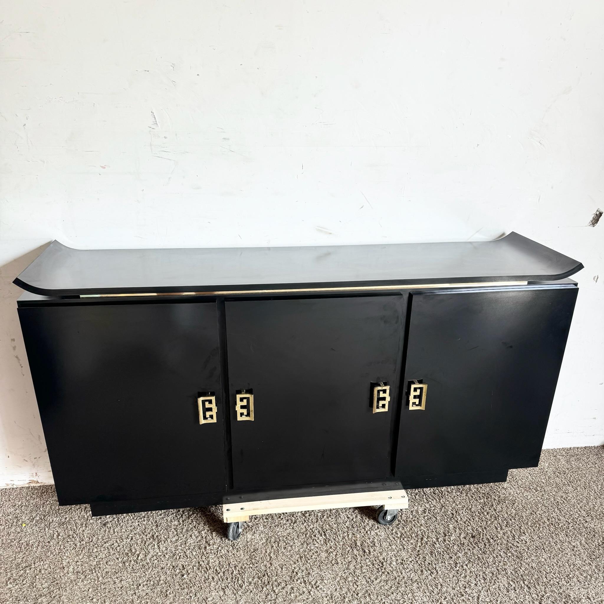 Peppen Sie Ihren Raum auf mit dieser postmodernen Chinoiserie-Credenza aus schwarzem Lacklaminat mit goldenen Griffen. Dieses auffällige Stück verbindet die Schlichtheit des postmodernen Designs mit der zeitlosen Eleganz der Chinoiserie und ist