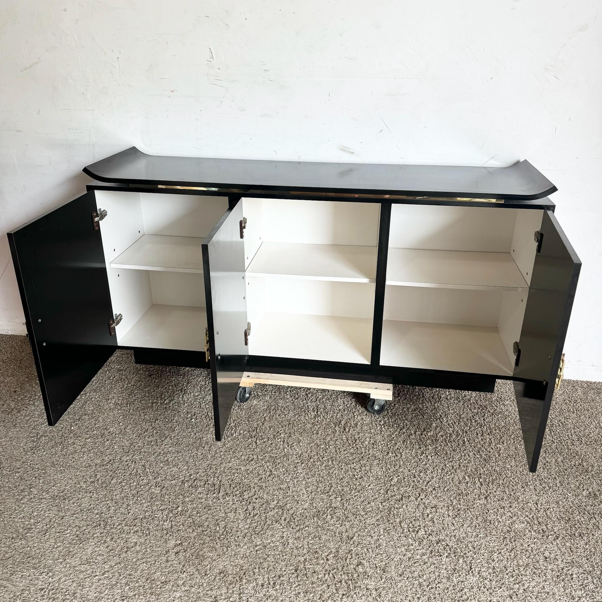 Postmoderne Chinoiserie-Anrichte aus schwarzem Lack und Laminat mit goldenen Griffen (Holz) im Angebot