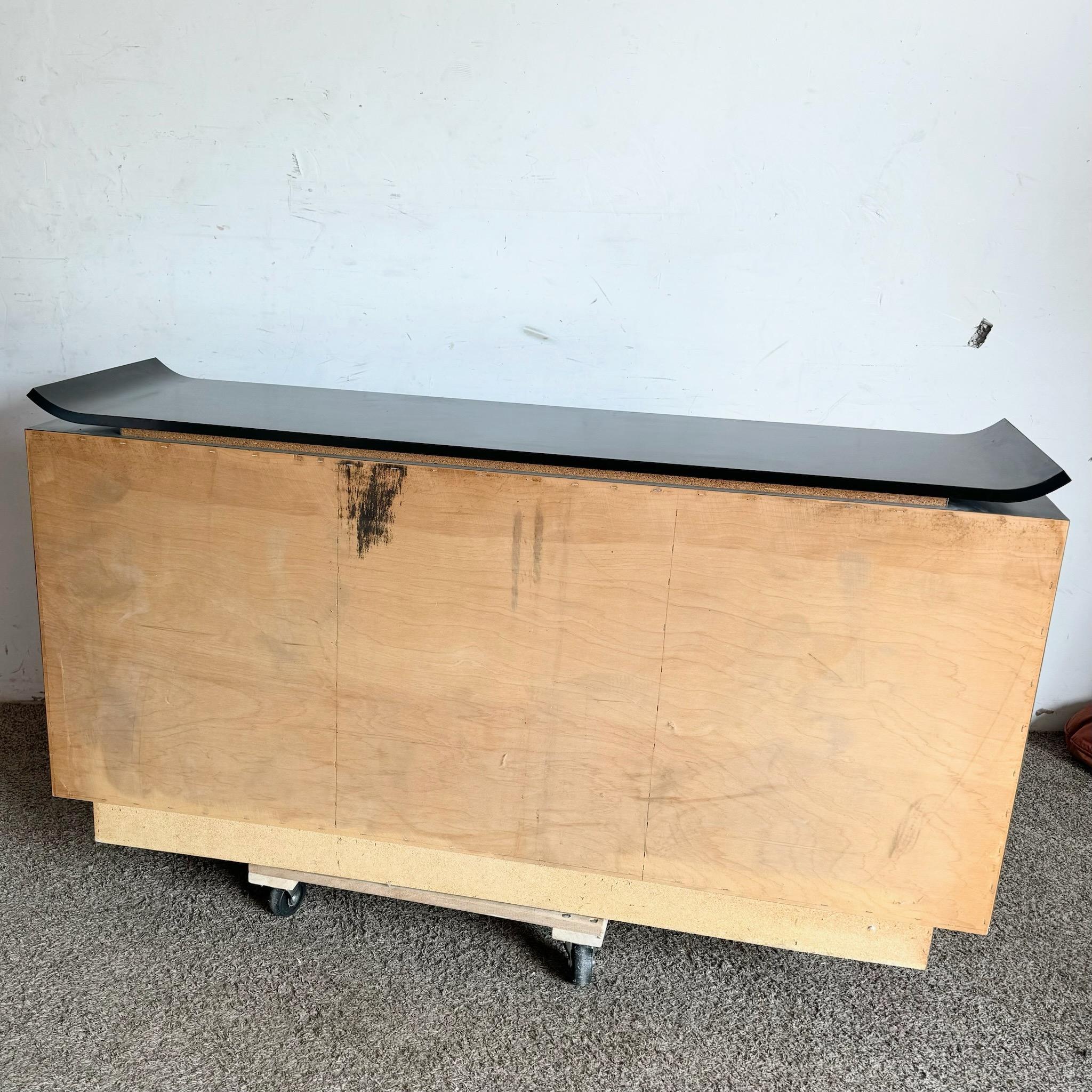 Postmoderne Chinoiserie-Anrichte aus schwarzem Lack und Laminat mit goldenen Griffen im Angebot 3