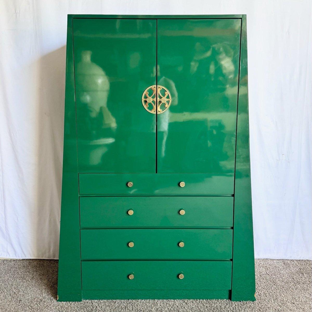 Armoire postmoderno in laminato laccato verde Chinoiserie con accenti in ottone In condizioni buone in vendita a Delray Beach, FL