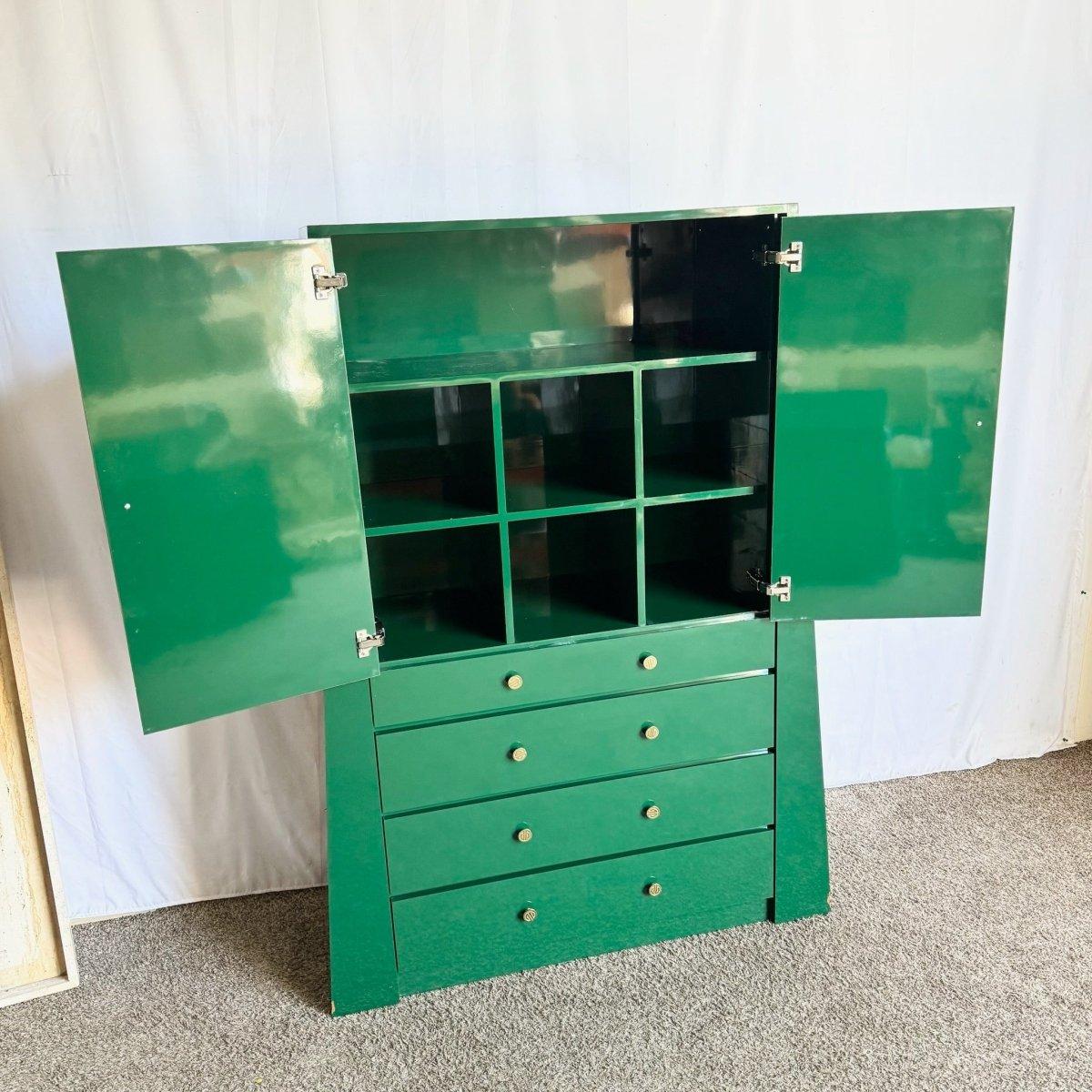 Fine XX secolo Armoire postmoderno in laminato laccato verde Chinoiserie con accenti in ottone in vendita