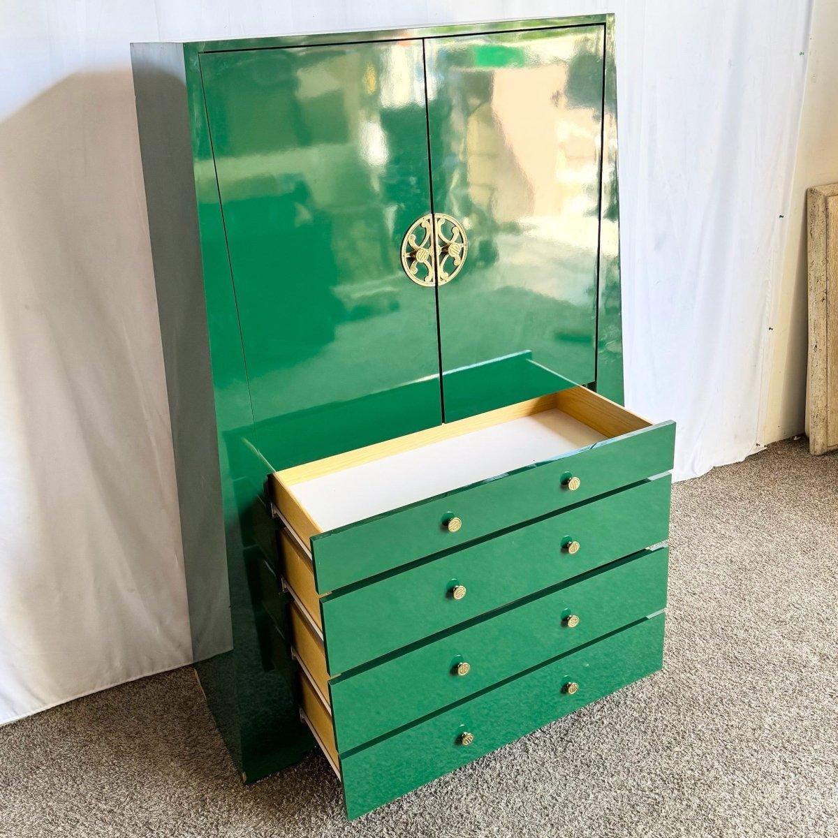Armoire postmoderno in laminato laccato verde Chinoiserie con accenti in ottone in vendita 1