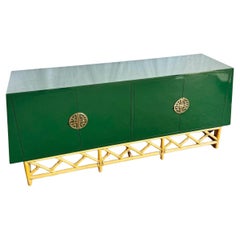 Cassettone postmoderno in rattan laccato verde con accenti in ottone
