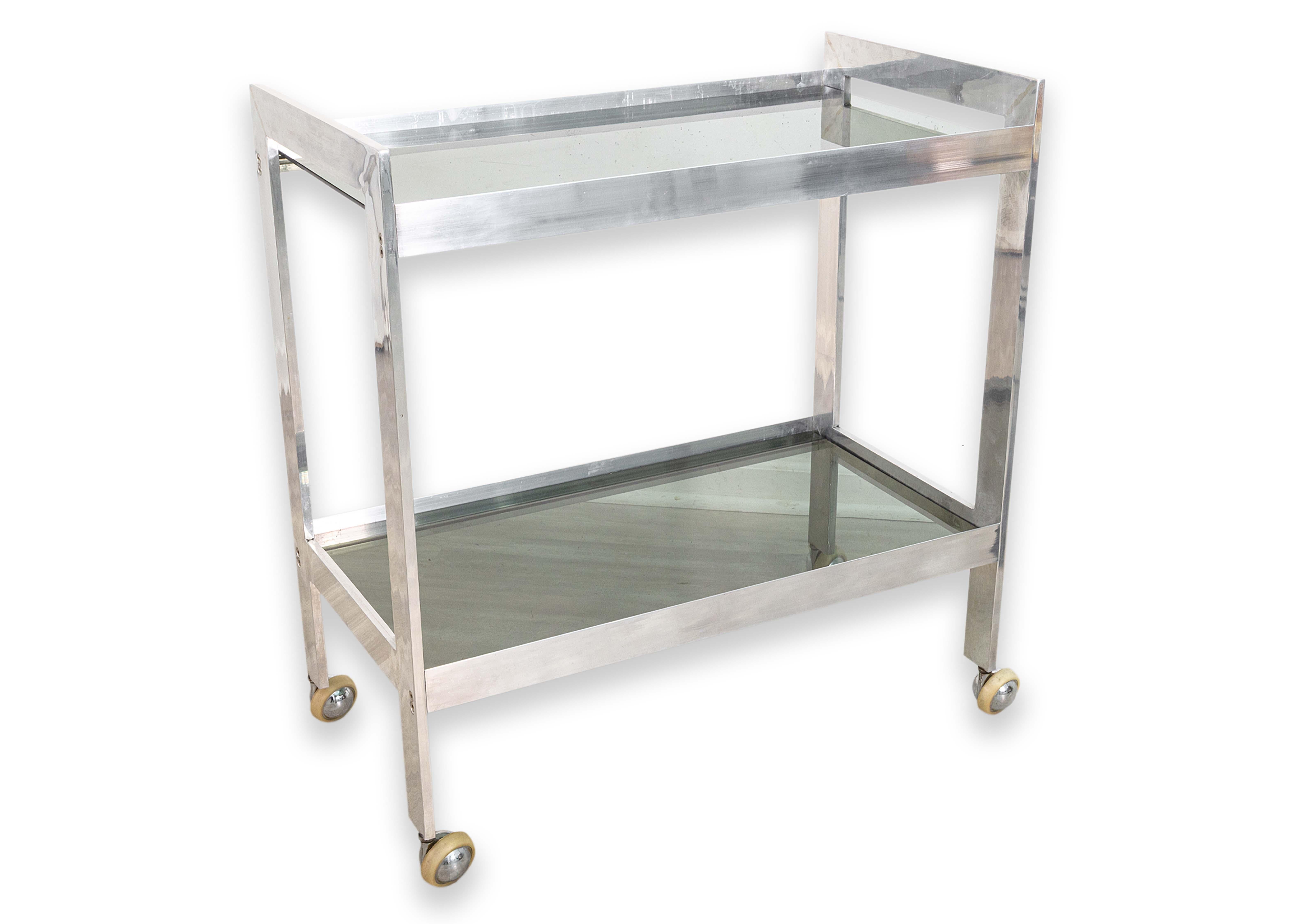Carrito de bar postmoderno de dos niveles, cromado y de cristal ahumado, con ruedas giratorias Vidrio ahumado en venta