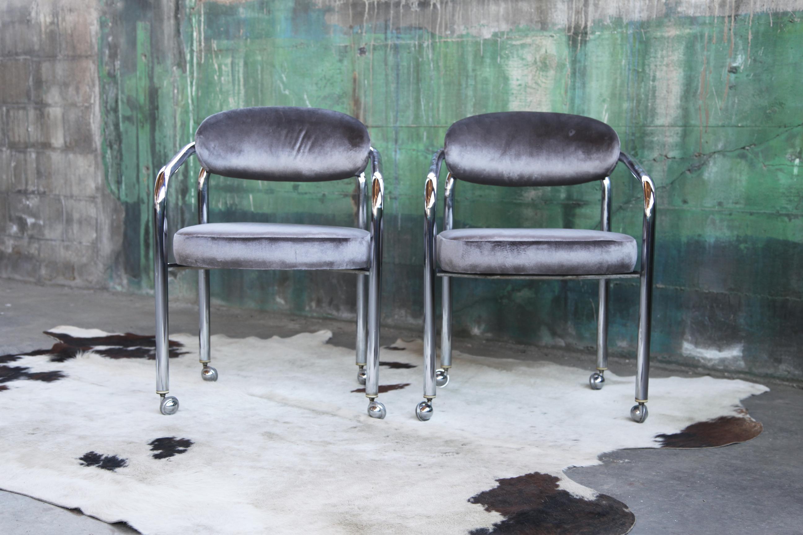 Incroyables chaises tubulaires chromées des années 70 sur de superbes roulettes chromées à billes. Cadre en très bon état. Sellerie flambant neuve, en parfait état. Dans le style de John Mascheroni.  Très beau design en chrome plié.  

Il vient