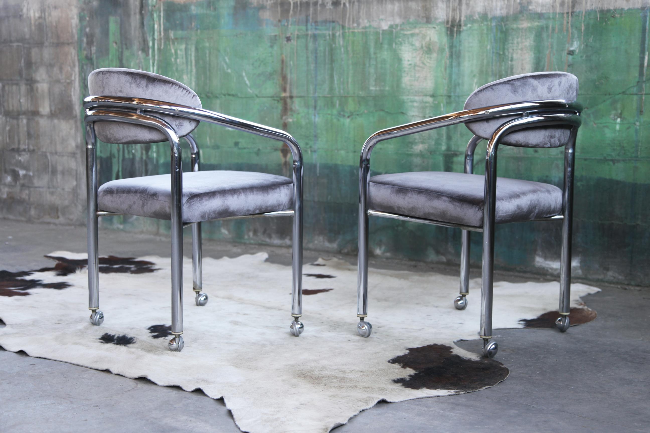 Postmodern Chrome Armchair in the Manner of John Mascheroni Grey Velvet, Casters In Good Condition For Sale In Basel, BS