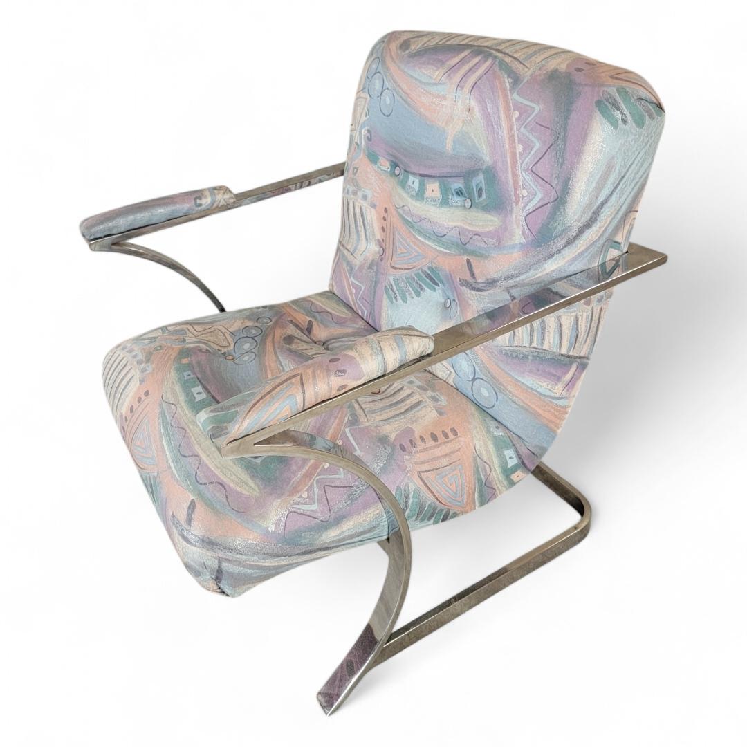 Postmoderner Chrom-Flat Bar Original Retro-Stuhl mit gemustertem, gepolstertem Rundhalsausschnitt

