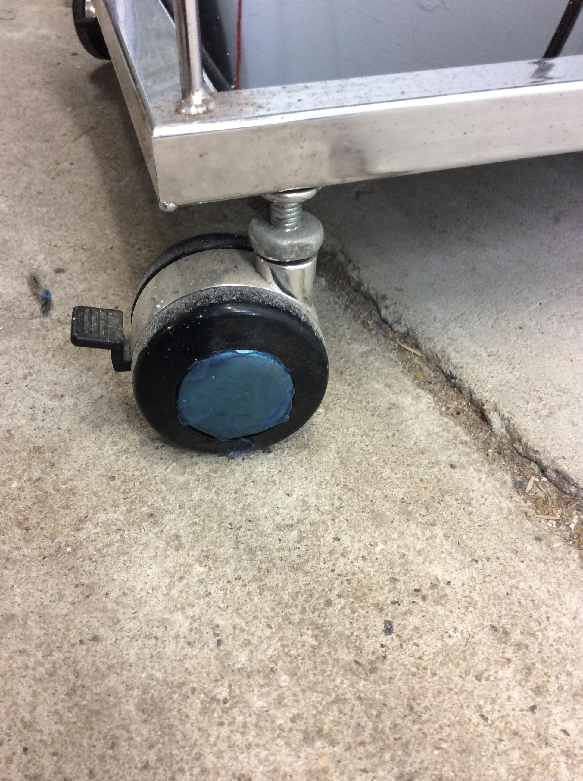 Carrito de bar con ruedas postmoderno de cromo y cristal en venta 11