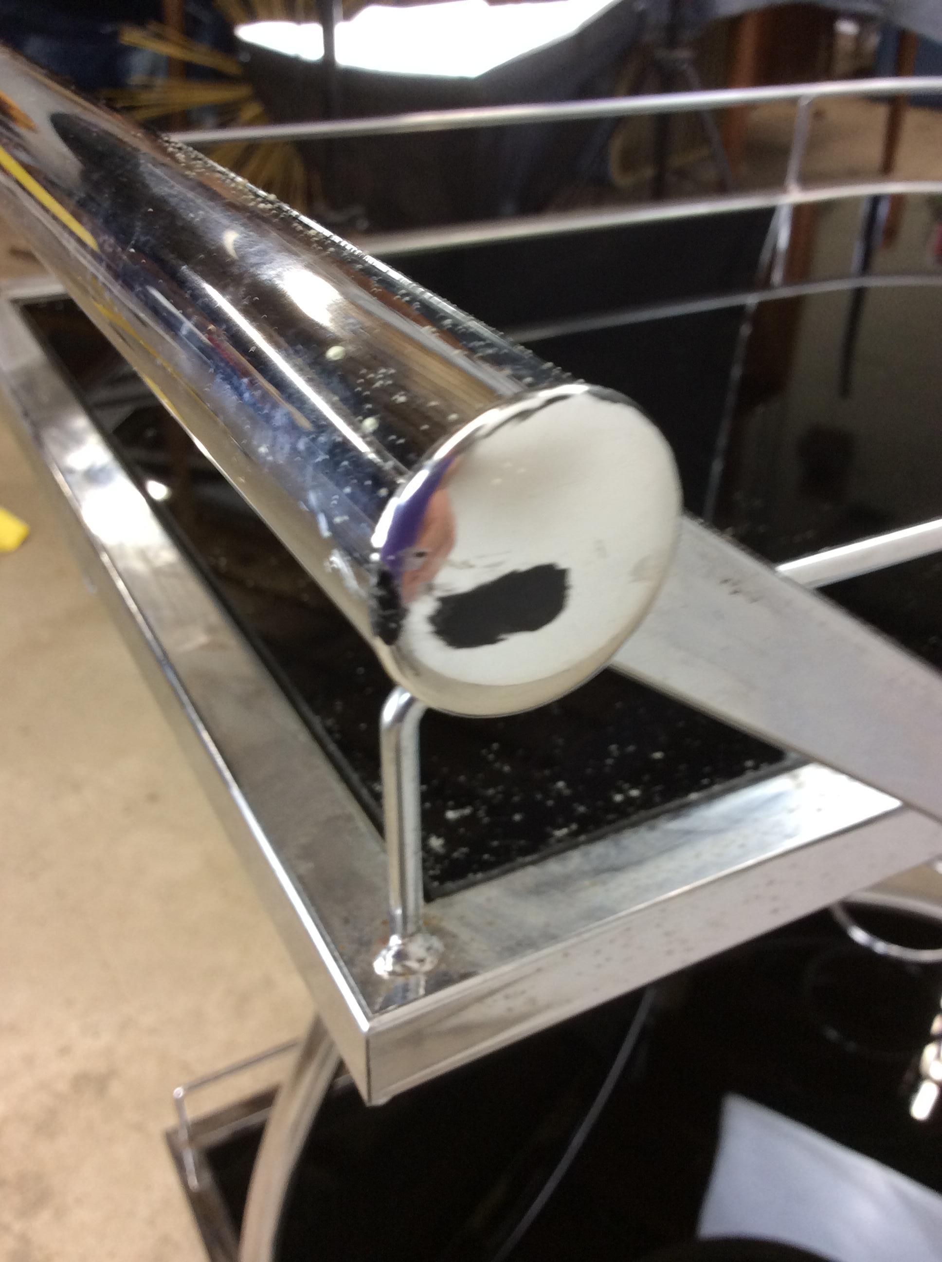 Carrito de bar con ruedas postmoderno de cromo y cristal en venta 13