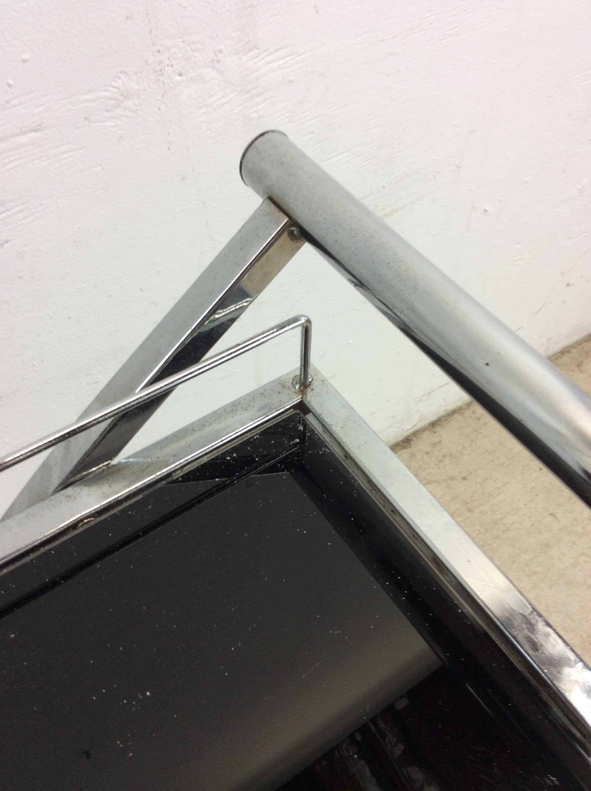 Carrito de bar con ruedas postmoderno de cromo y cristal en venta 1