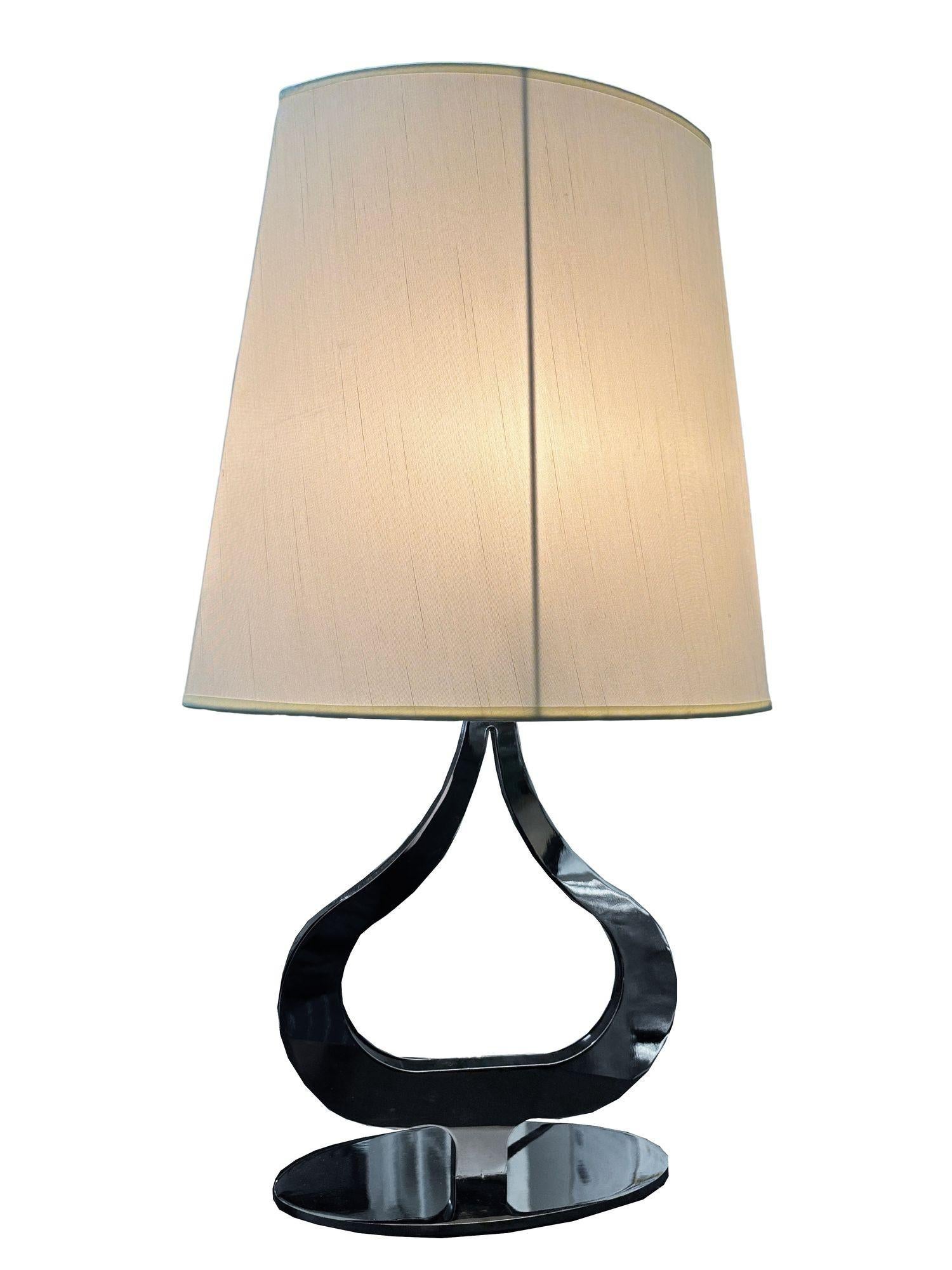 Postmodern Chromed teardrop-shaped table lamps featuring an organic shape fixed to an oval-shaped base.

The lamp takes a standard us light bulb and 110V US wall socket. The lampshade is included.

Dimensions with Shade: 26.5