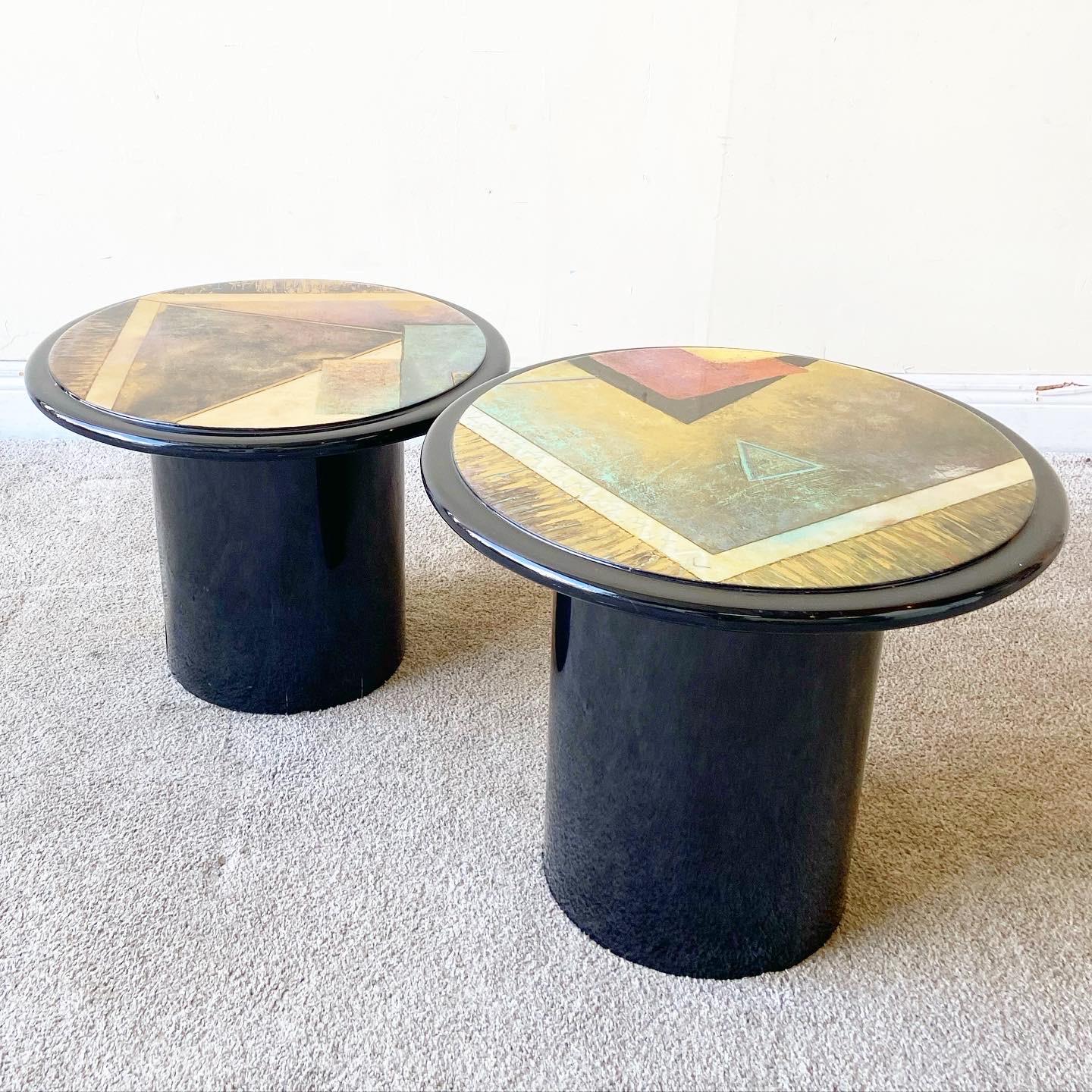 Postmoderne runde schwarz lackierte und bemalte Pilz-Beistelltische – ein Paar (Art déco) im Angebot