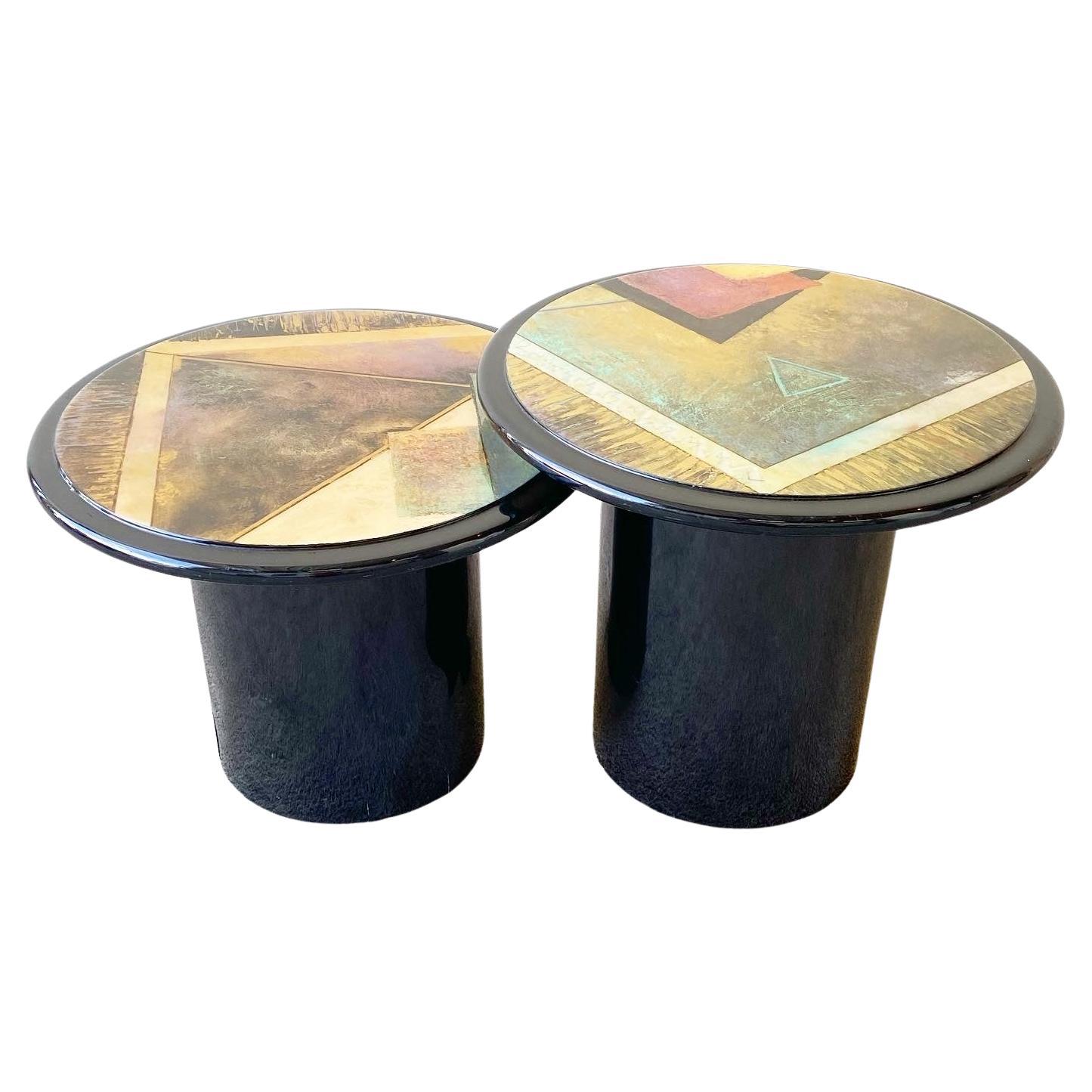 Postmoderne runde schwarz lackierte und bemalte Pilz-Beistelltische – ein Paar im Angebot
