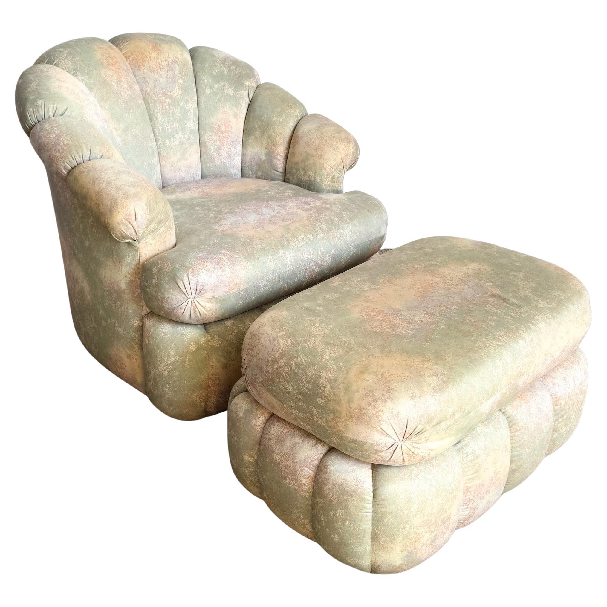 Sedia da salotto girevole postmoderna a guscio di vongola con ottomana su rotelle