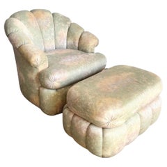 Sedia da salotto girevole postmoderna a guscio di vongola con ottomana su rotelle