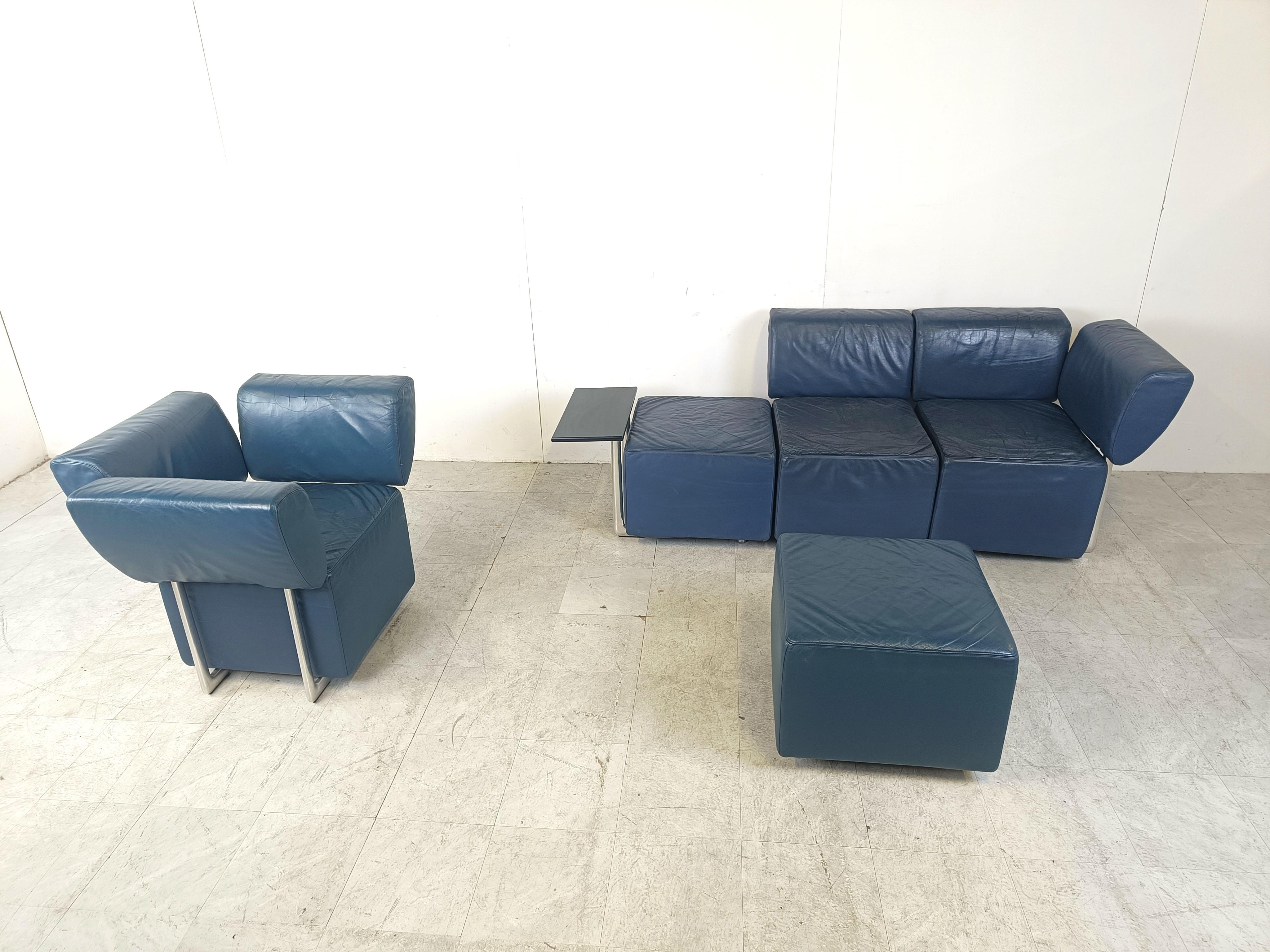 Auffälliges postmodernes Design-Sofamodell 'Clou' von COR und entworfen von Wulf Schneider. 

Gut gestaltet und gepolstert mit hochwertigem blauem Leder auf verchromten Gestellen.

An dem Dreisitzer ist ein kleiner Tisch angebracht.

Das Set ist