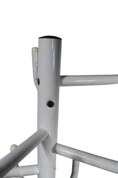 Perchero postmoderno diseñado por Rutger Andersson para Ikea hacia la década de 1980