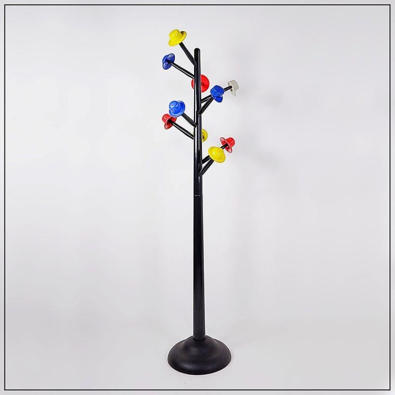 Beautiful coat stand, a must have for a design enthusiast.
Nice pop of color.