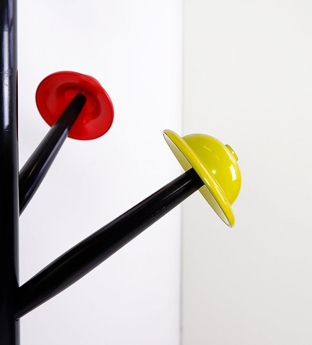 Postmodern coat stand 'Albero dei Cappelli' by Ugo Nespolo for Origlia, 1978 In Good Condition For Sale In Linkebeek, BE
