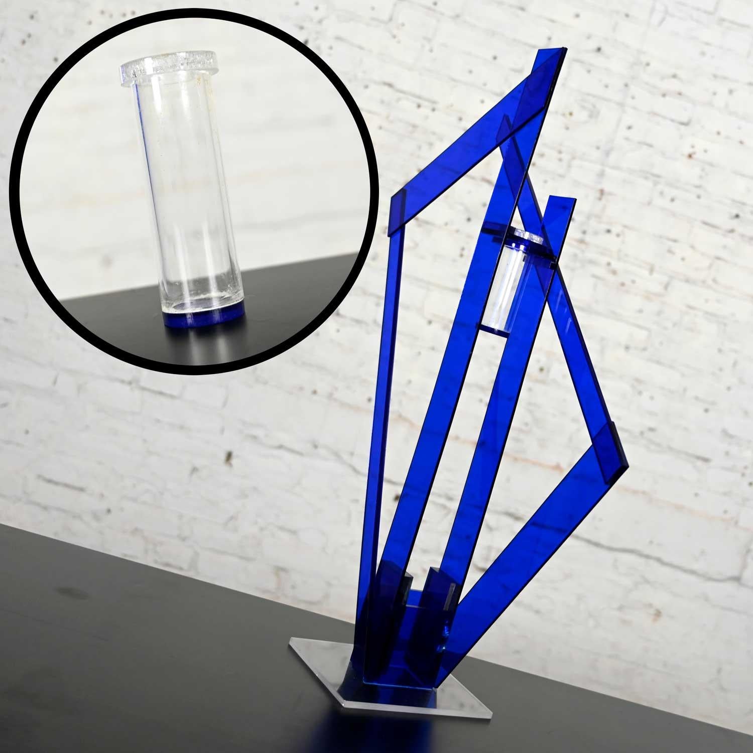 Vase ou sculpture abstraite postmoderne en plexiglas bleu cobalt en vente 3