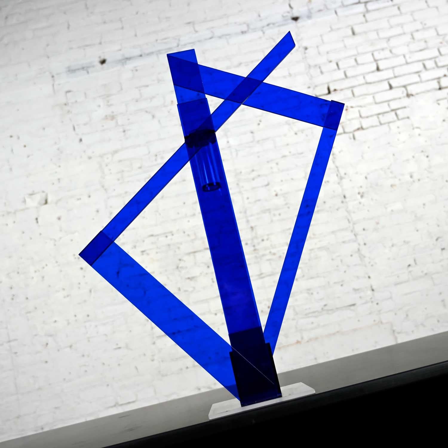 Spectaculaire vase ou sculpture postmoderne abstraite en plexiglas bleu cobalt. Bel état, en gardant à l'esprit qu'il s'agit d'un produit vintage et non neuf, qui présente donc des signes d'utilisation et d'usure. Un morceau de plexi cassé a été