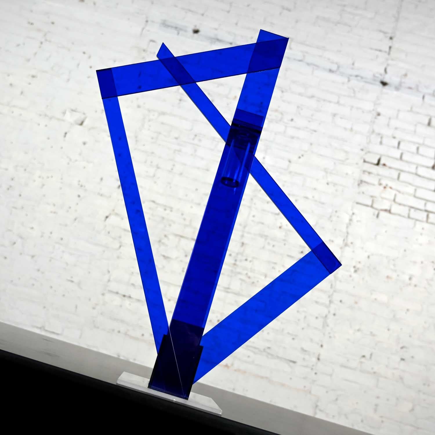 Postmoderne Vase ou sculpture abstraite postmoderne en plexiglas bleu cobalt en vente