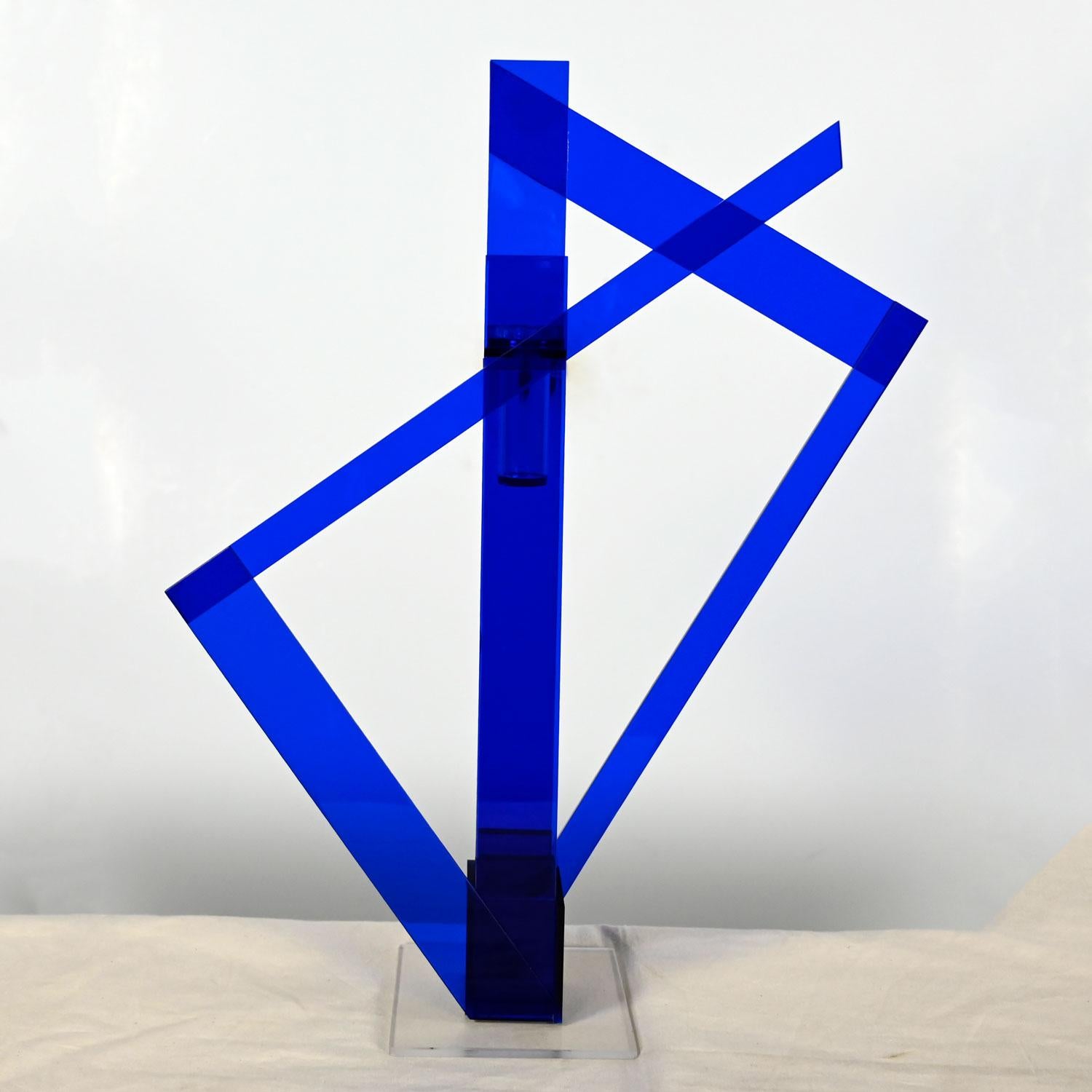 Inconnu Vase ou sculpture abstraite postmoderne en plexiglas bleu cobalt en vente