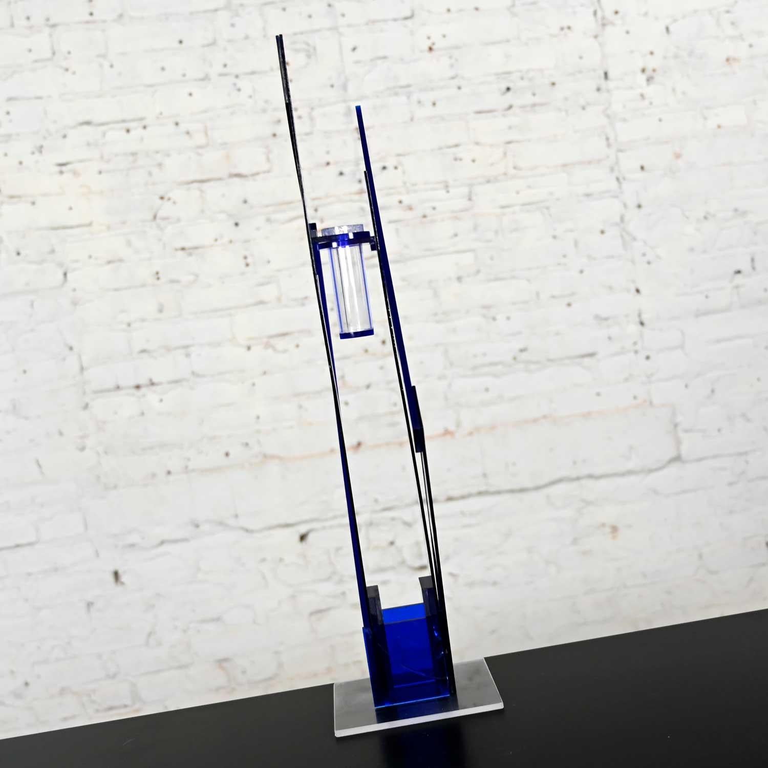 Vase ou sculpture abstraite postmoderne en plexiglas bleu cobalt en vente 1