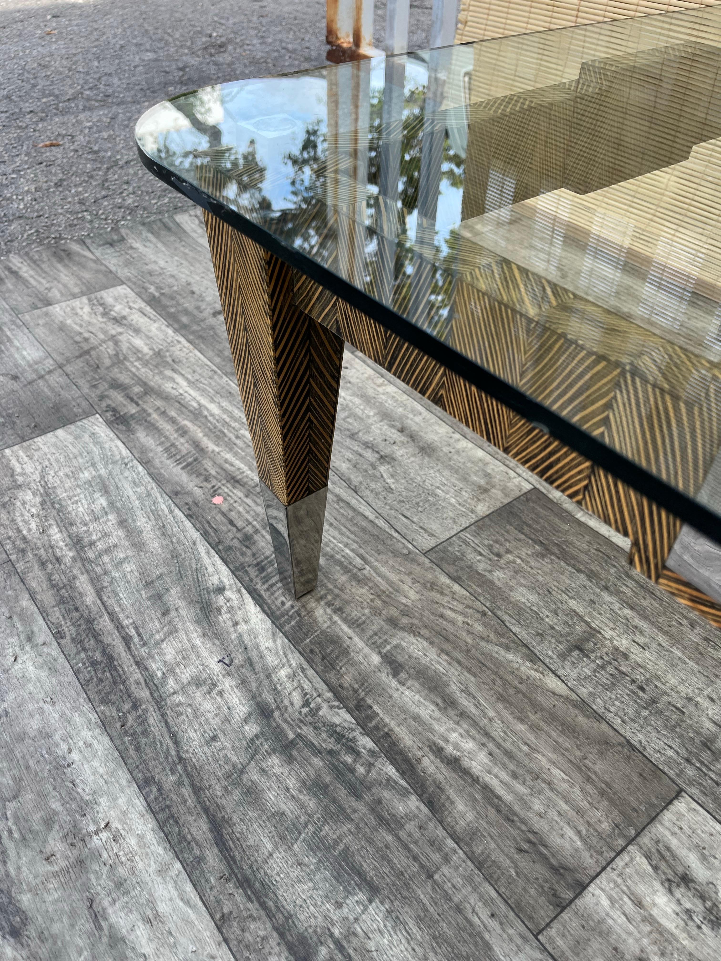 Postmoderne Table basse postmoderne Coco Wood Glass Top par Robb & Stucky. Circa 1990 en vente