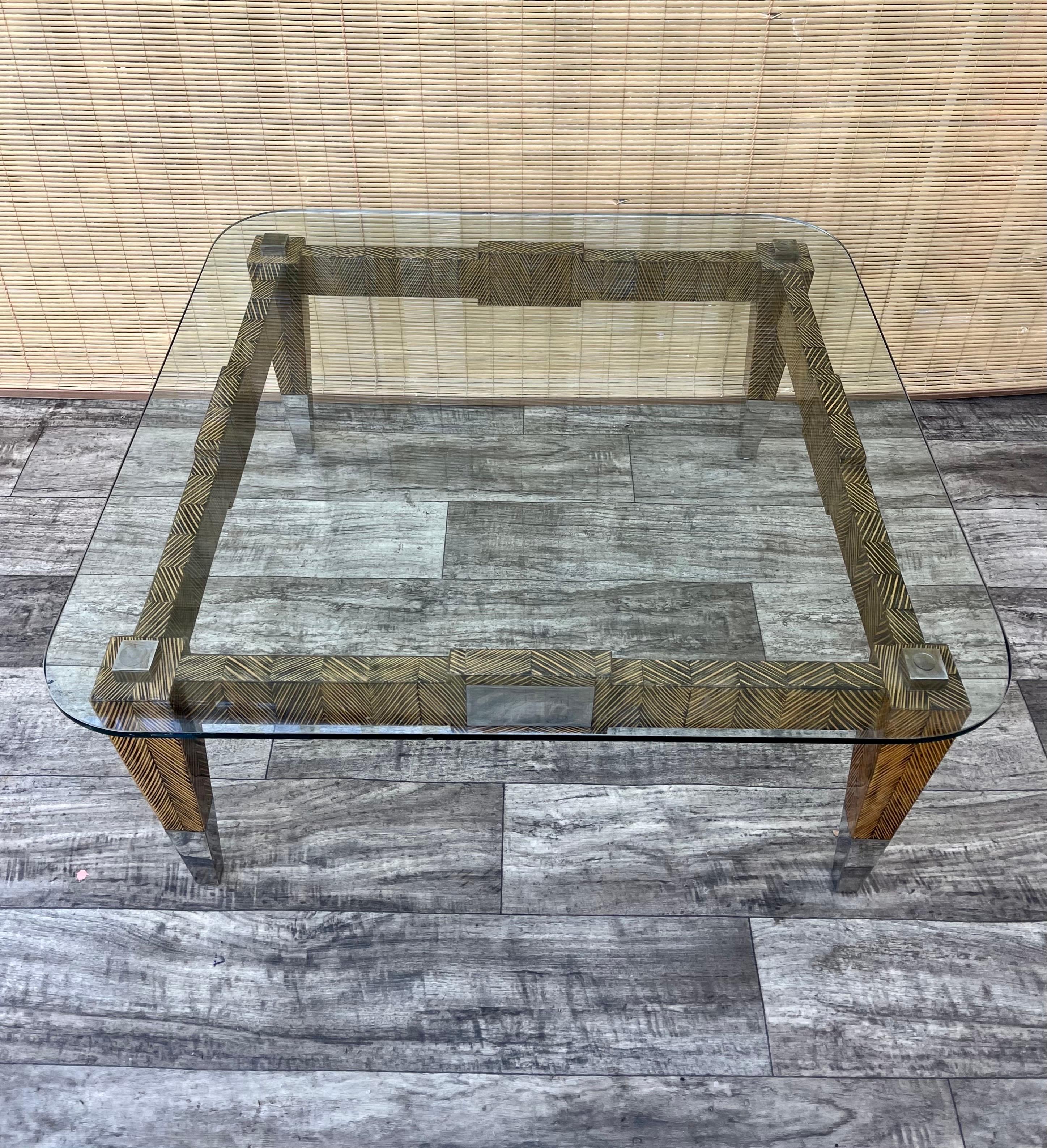 Fin du 20e siècle Table basse postmoderne Coco Wood Glass Top par Robb & Stucky. Circa 1990 en vente