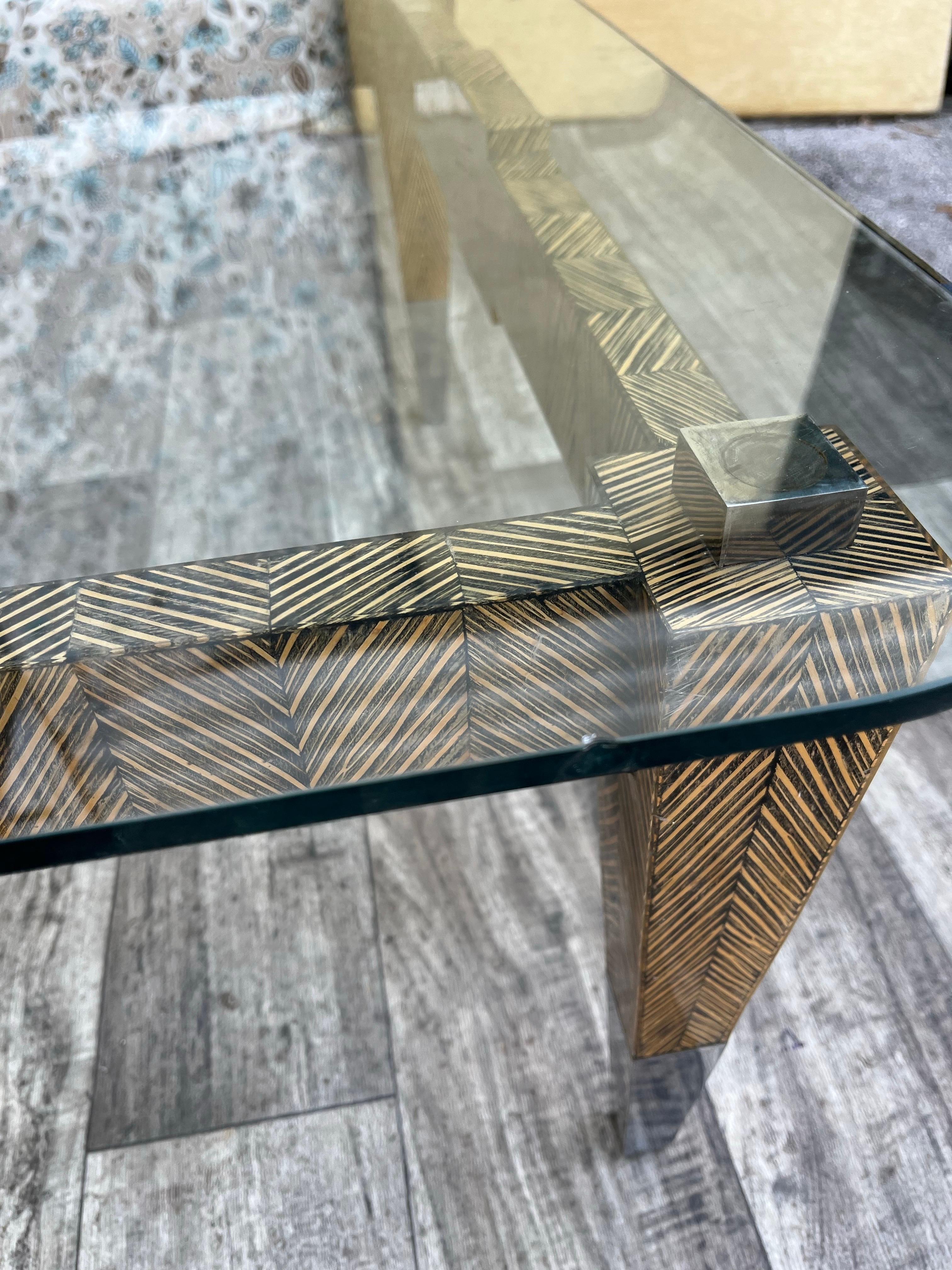 Métal Table basse postmoderne Coco Wood Glass Top par Robb & Stucky. Circa 1990 en vente