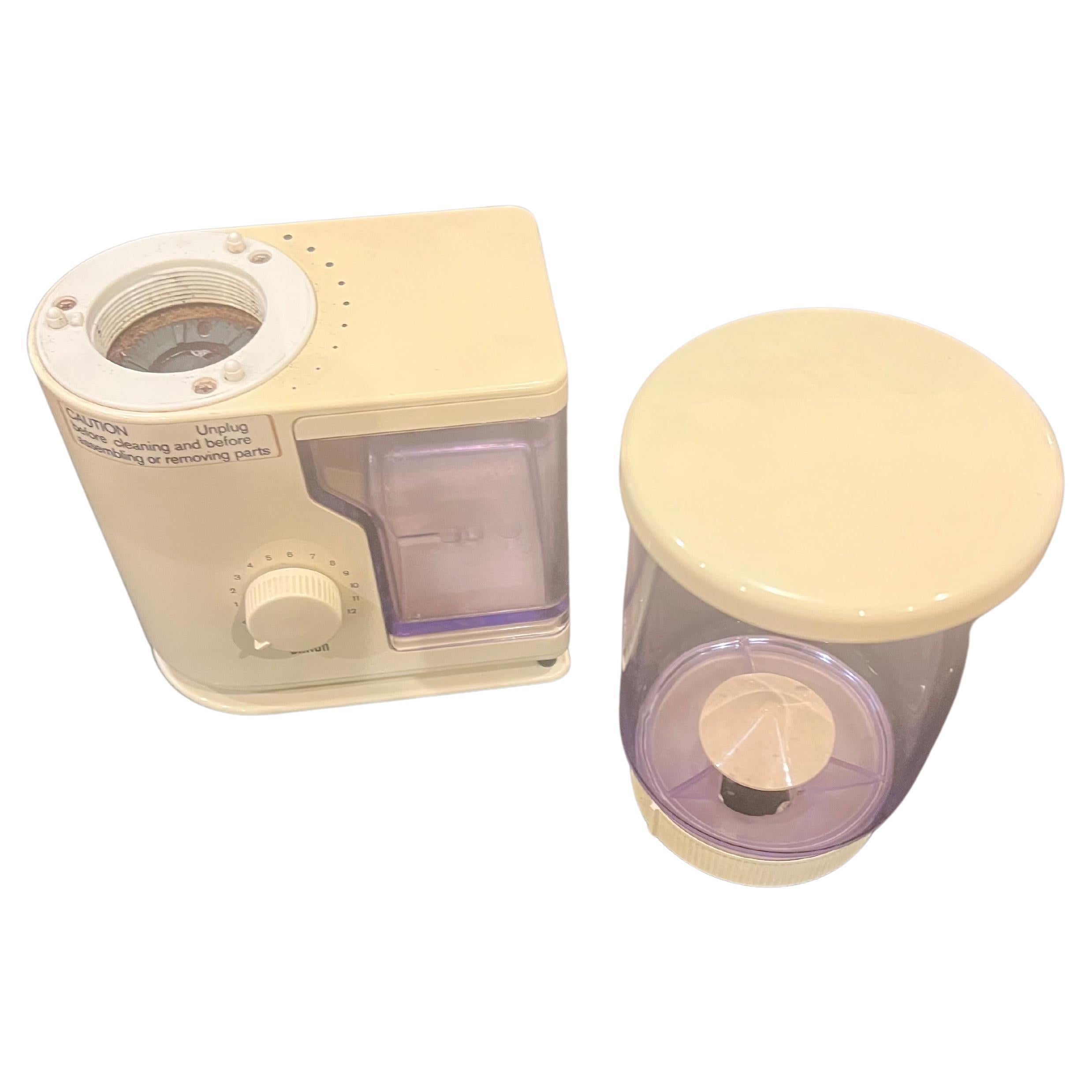 Esta obra fue creada bajo la supervisión de Dieter Rams, que fue jefe de diseño de Braun entre 1961 y 1995. Gran condición como nuevo circa 1980's crema agradable y colores púrpura.




