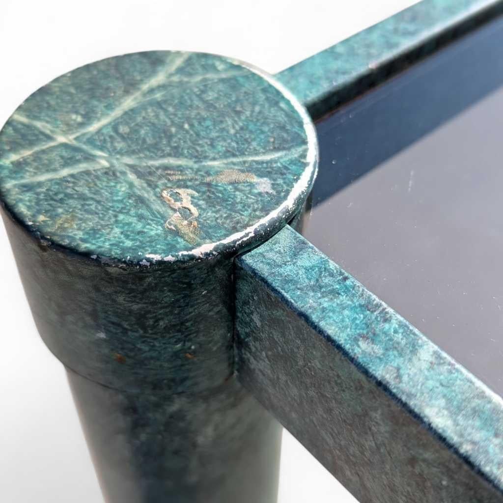 Table basse ou d'appoint postmoderne, métal et verre fumé, États-Unis, vers 1980 en vente 3