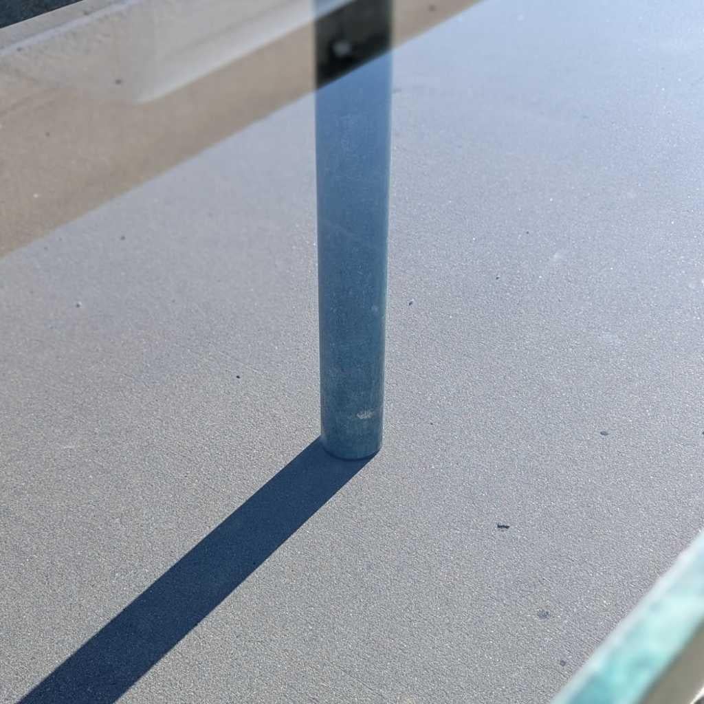 Postmoderne Table basse ou d'appoint postmoderne, métal et verre fumé, États-Unis, vers 1980 en vente