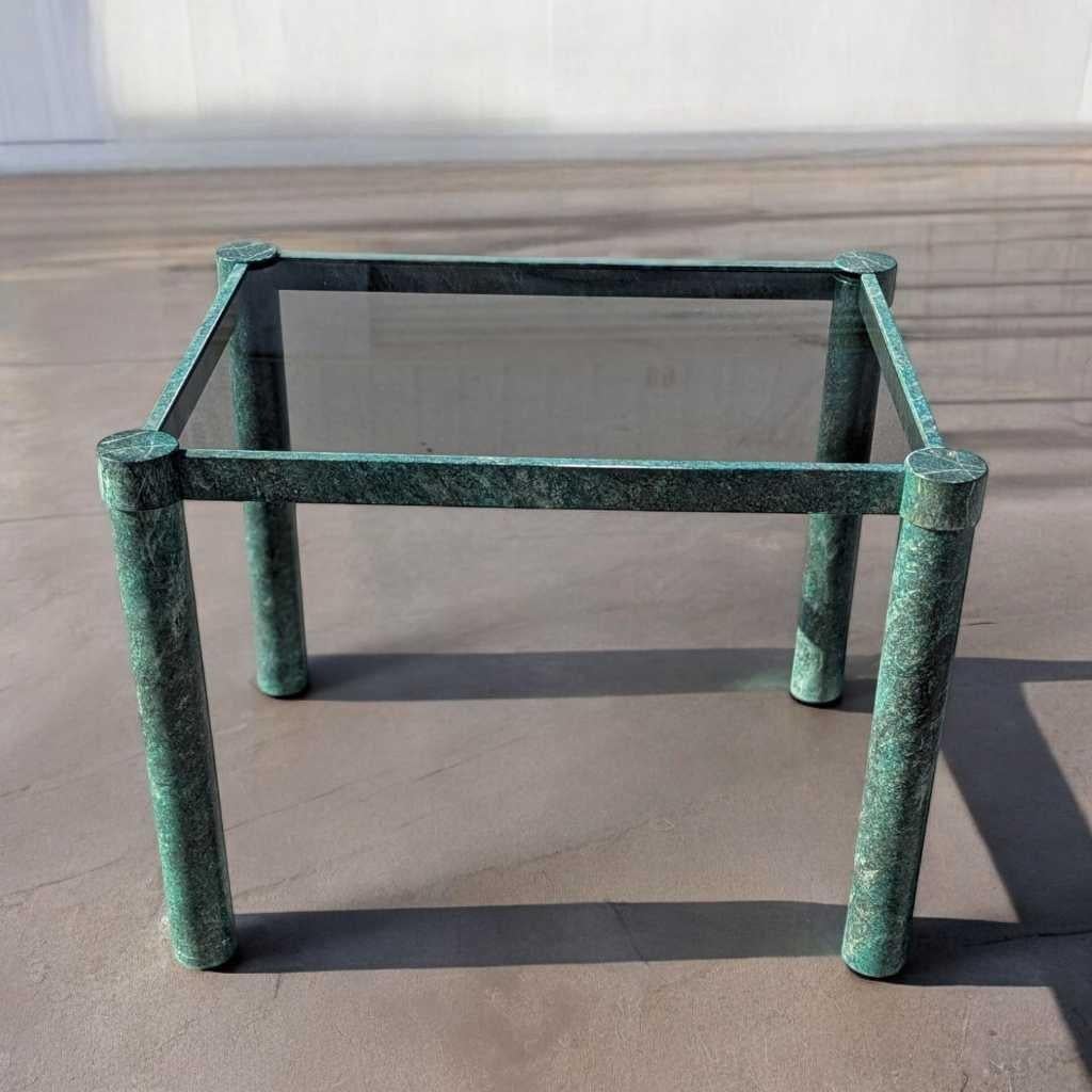 Table basse ou d'appoint postmoderne, métal et verre fumé, États-Unis, vers 1980 Bon état - En vente à Rancho Cucamonga, CA