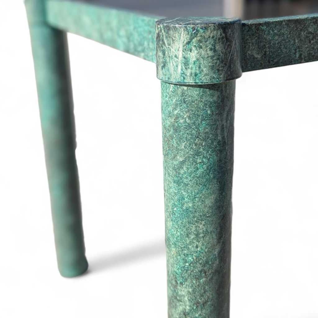 20ième siècle Table basse ou d'appoint postmoderne, métal et verre fumé, États-Unis, vers 1980 en vente