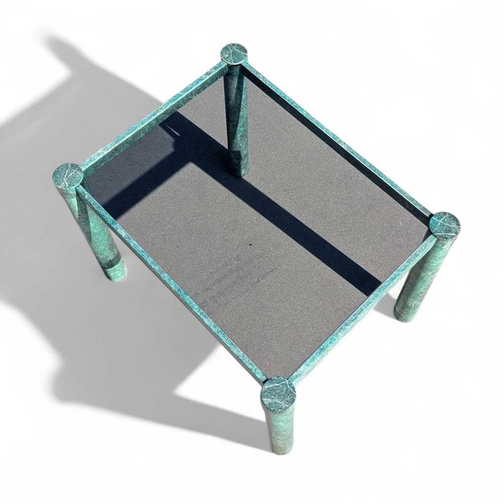 Métal Table basse ou d'appoint postmoderne, métal et verre fumé, États-Unis, vers 1980 en vente