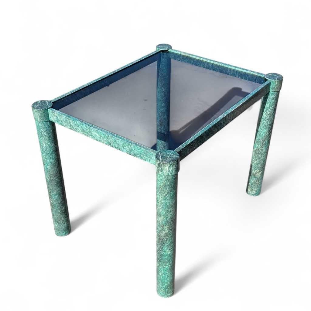 Table basse ou d'appoint postmoderne, métal et verre fumé, États-Unis, vers 1980 en vente 1